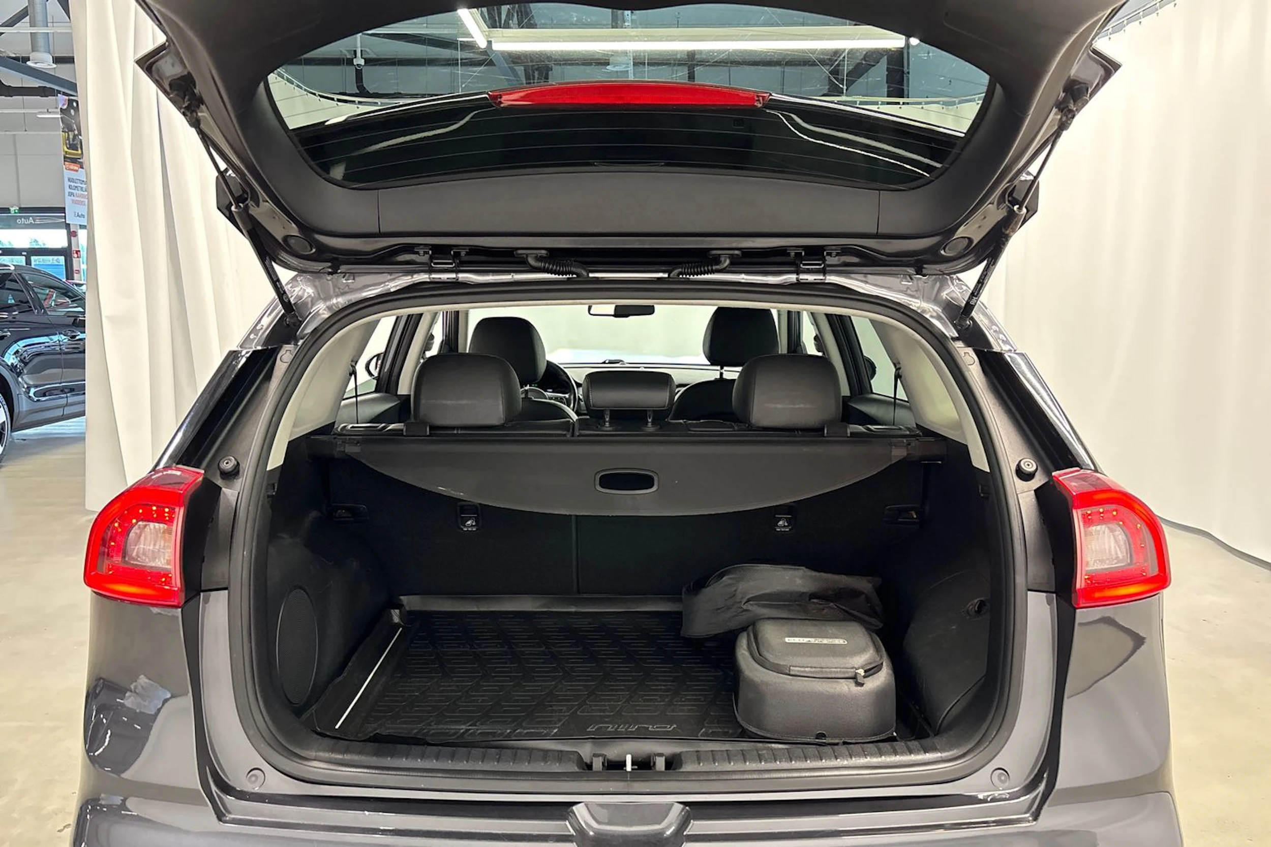 harmaa Kia Niro plug-in 2018 kuva 26.