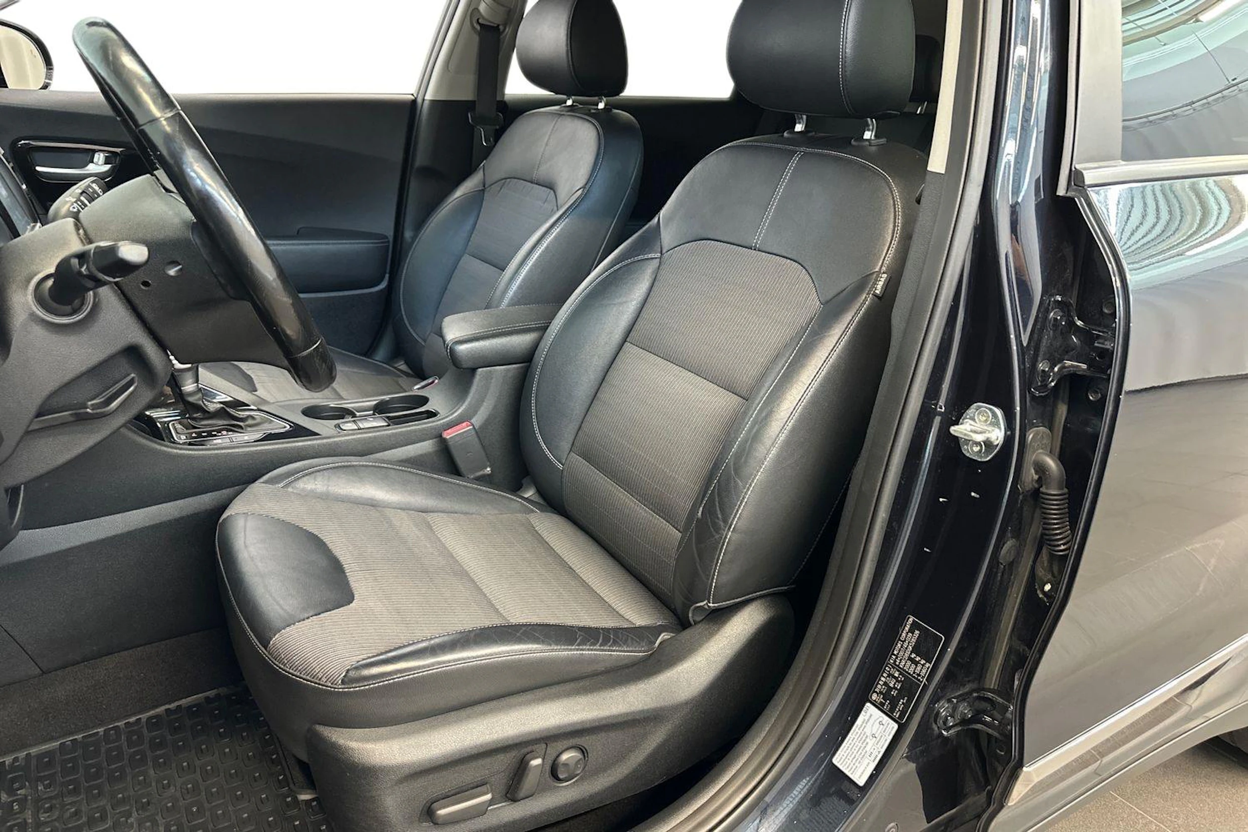 sininen Kia Niro plug-in 2019 kuva 7.