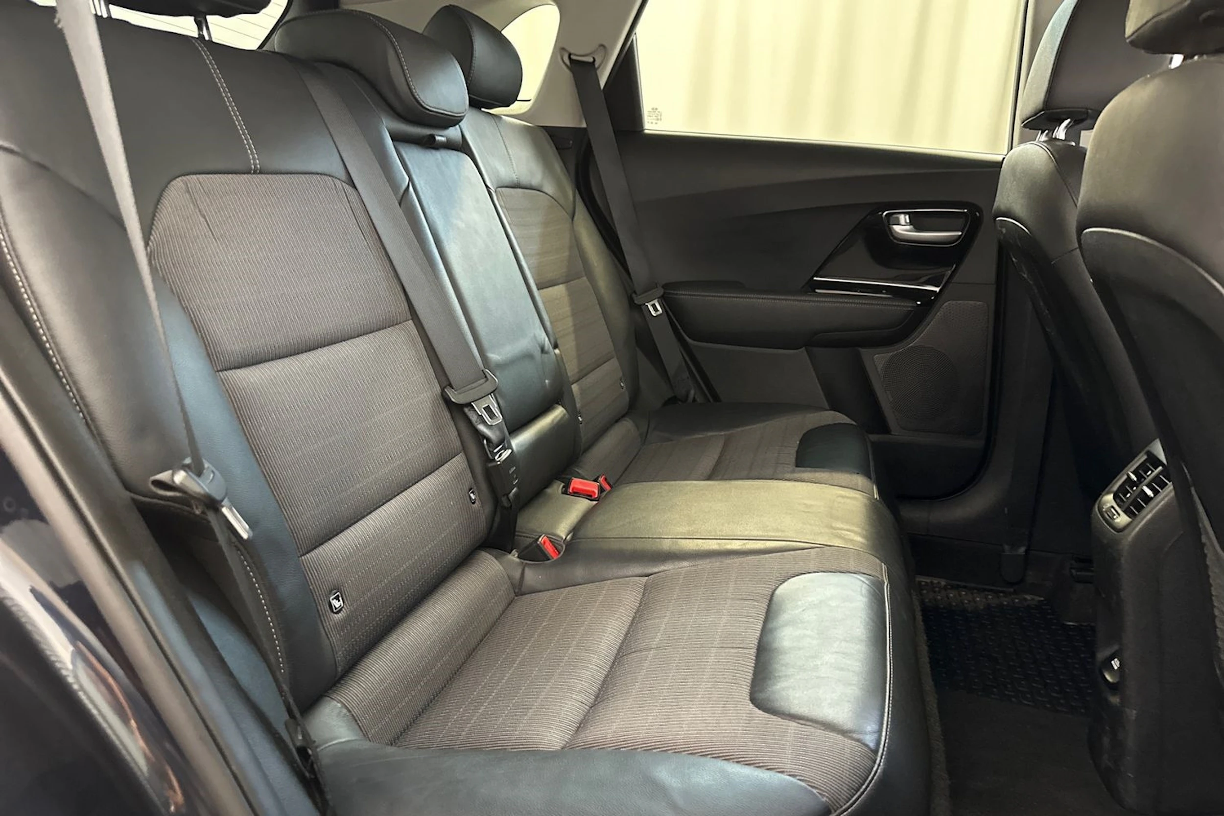 sininen Kia Niro plug-in 2019 kuva 10.