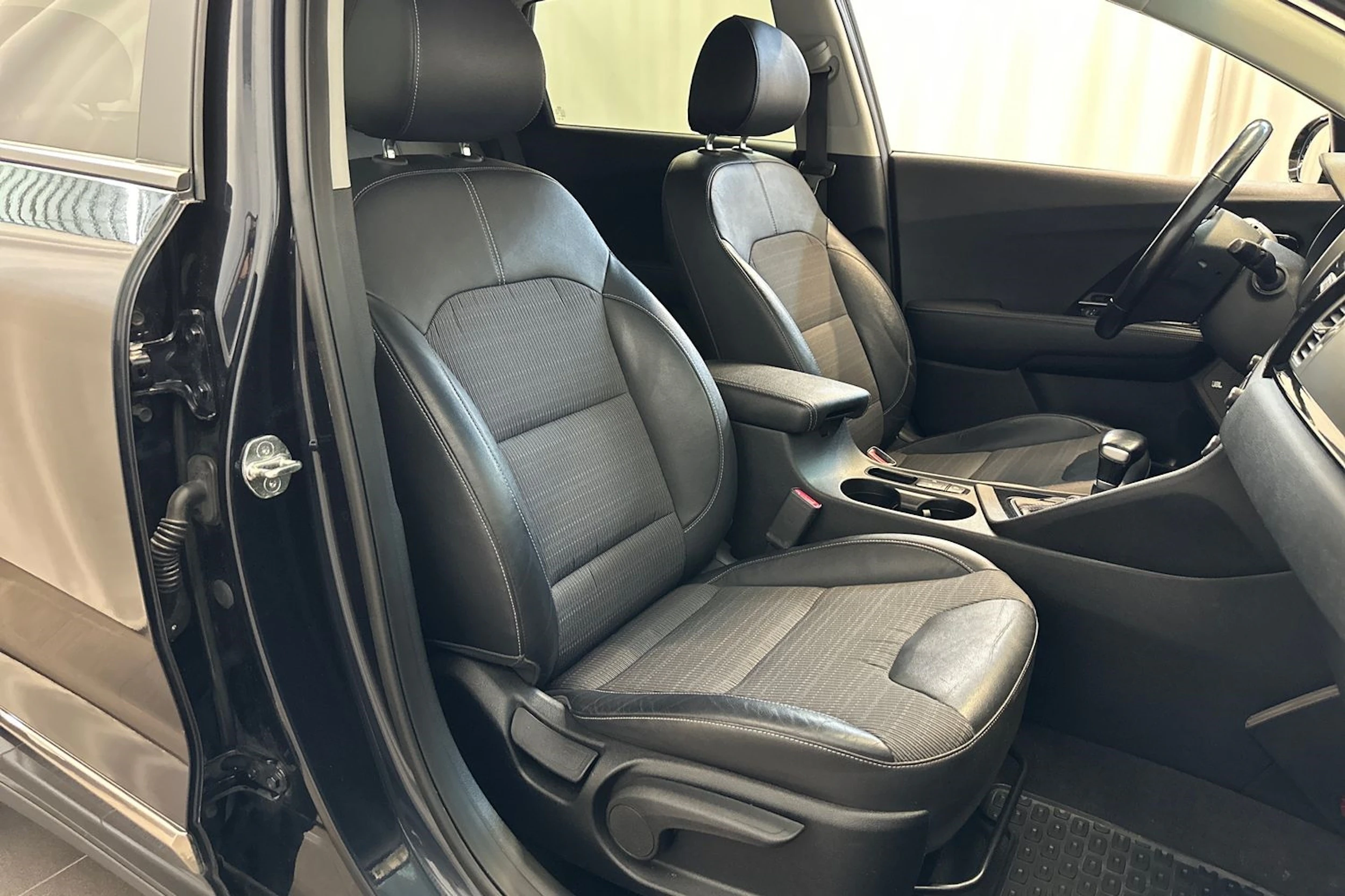 sininen Kia Niro plug-in 2019 kuva 11.