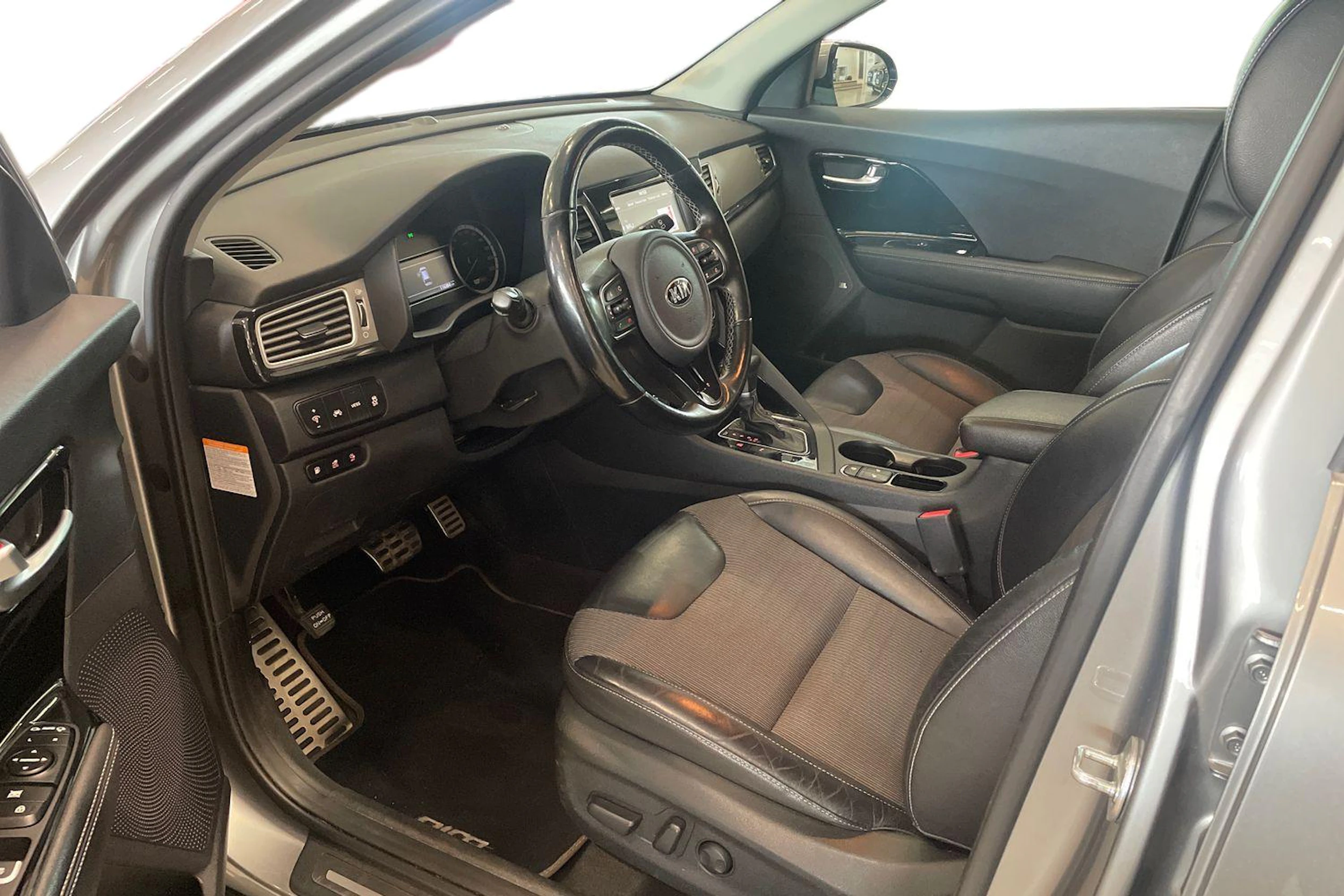 harmaa Kia Niro plug-in 2019 kuva 6.