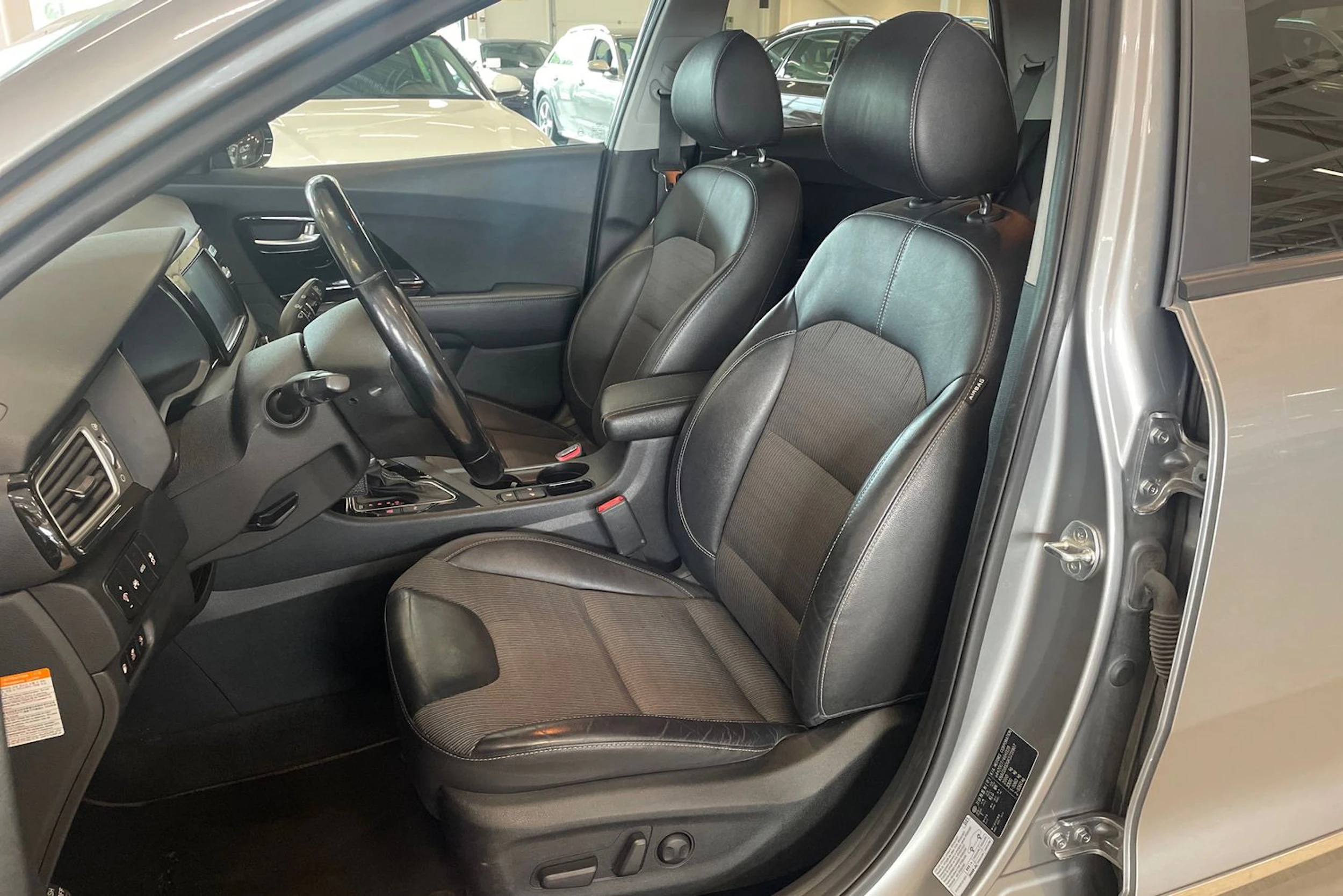 harmaa Kia Niro plug-in 2019 kuva 11.