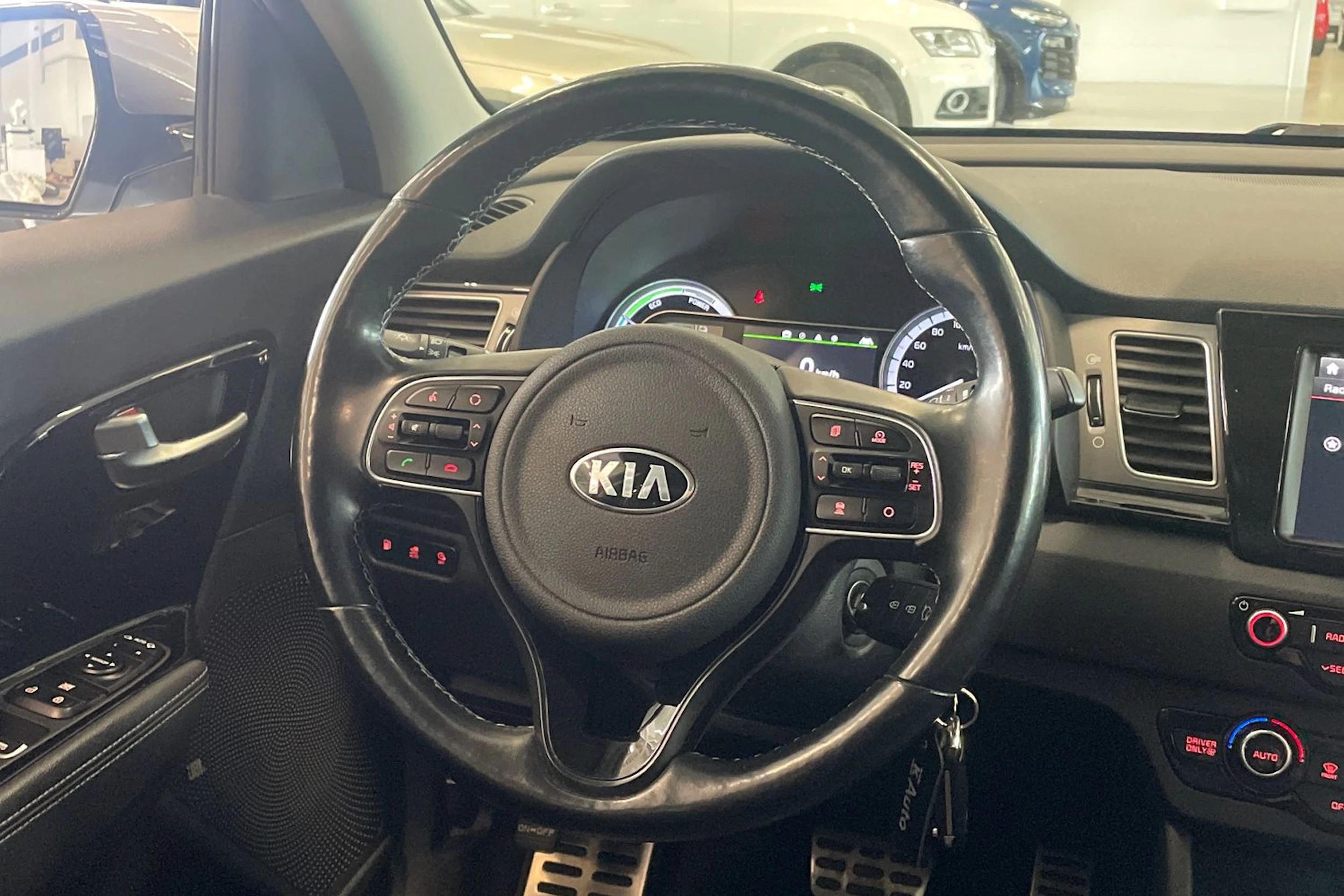 harmaa Kia Niro plug-in 2019 kuva 12.