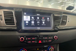 harmaa Kia Niro plug-in 2019 kuva 18.
