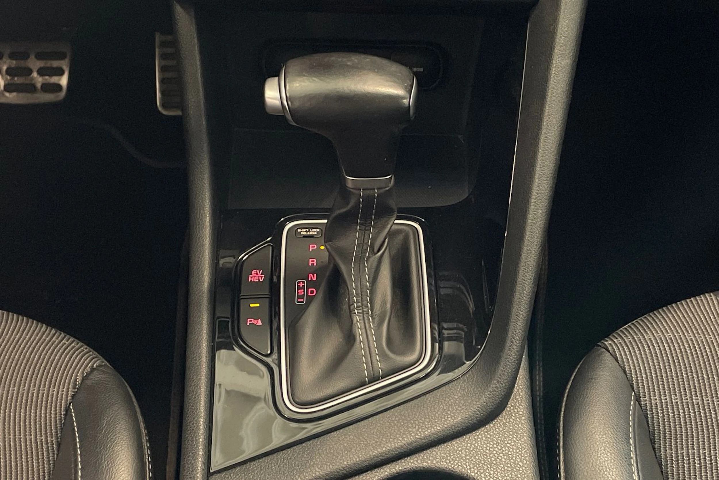 harmaa Kia Niro plug-in 2019 kuva 26.