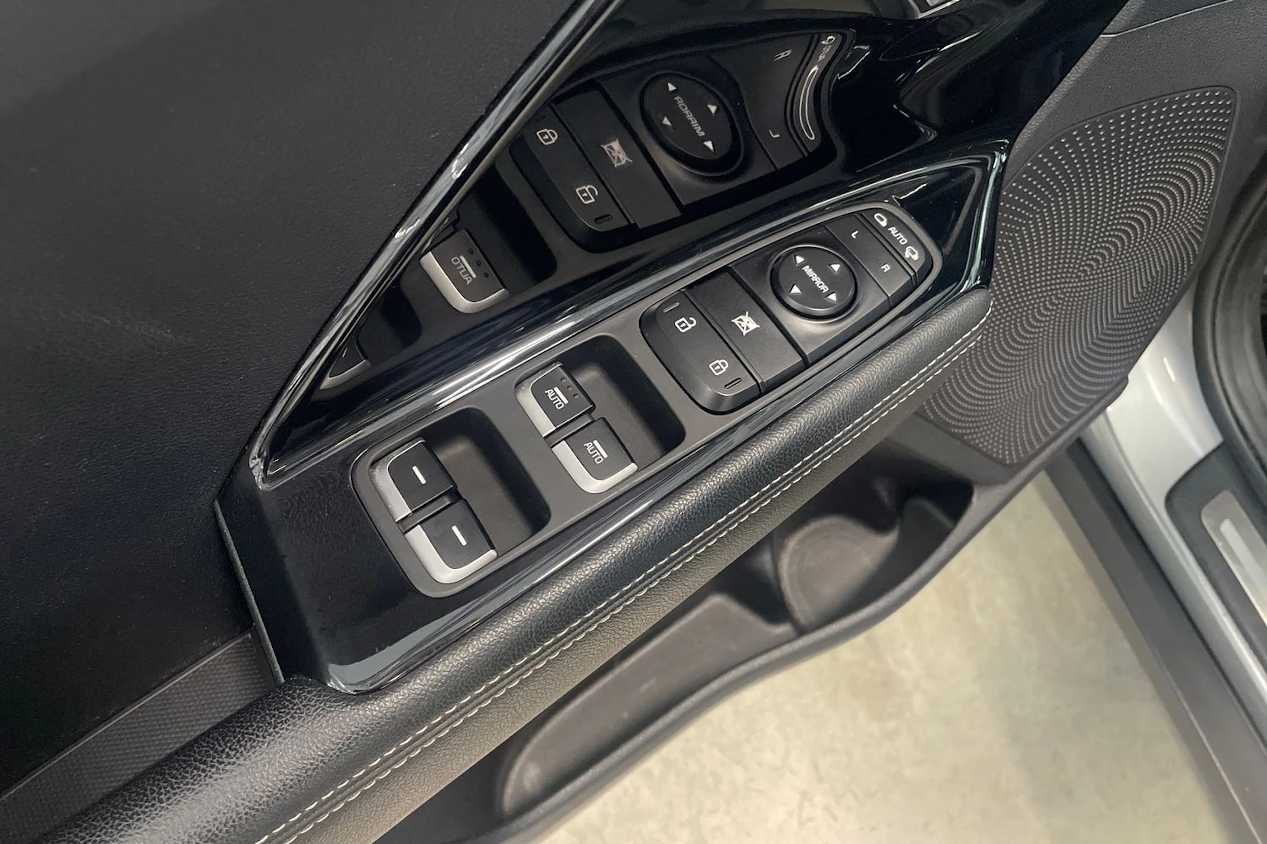 harmaa Kia Niro plug-in 2019 kuva 28.