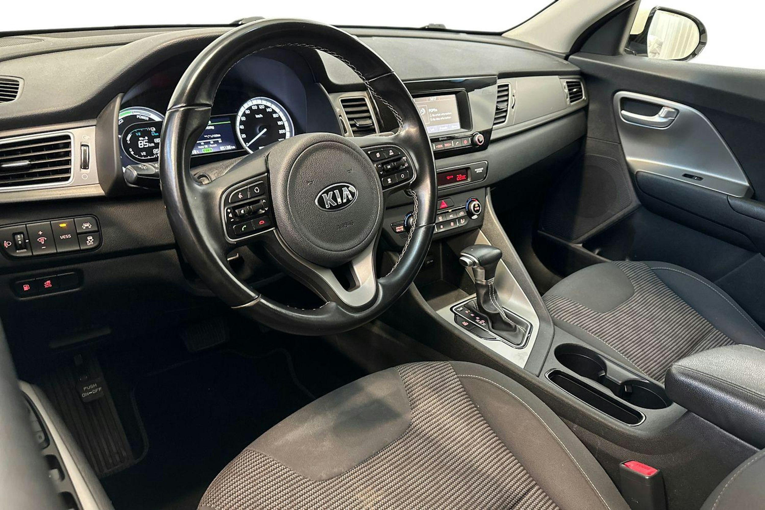 valkoinen Kia Niro plug-in 2019 kuva 7.