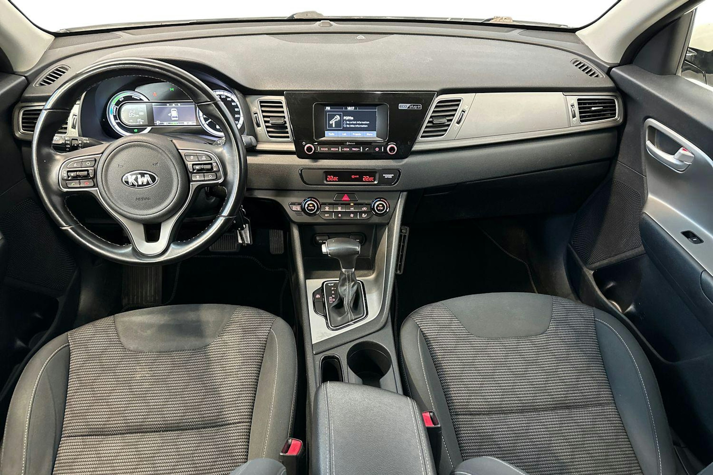 valkoinen Kia Niro plug-in 2019 kuva 9.