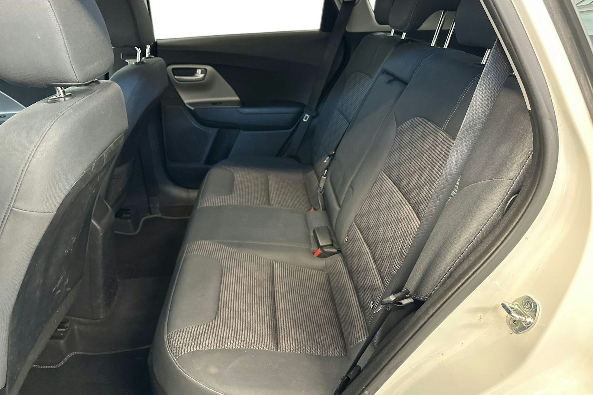 valkoinen Kia Niro plug-in 2019 kuva 10.