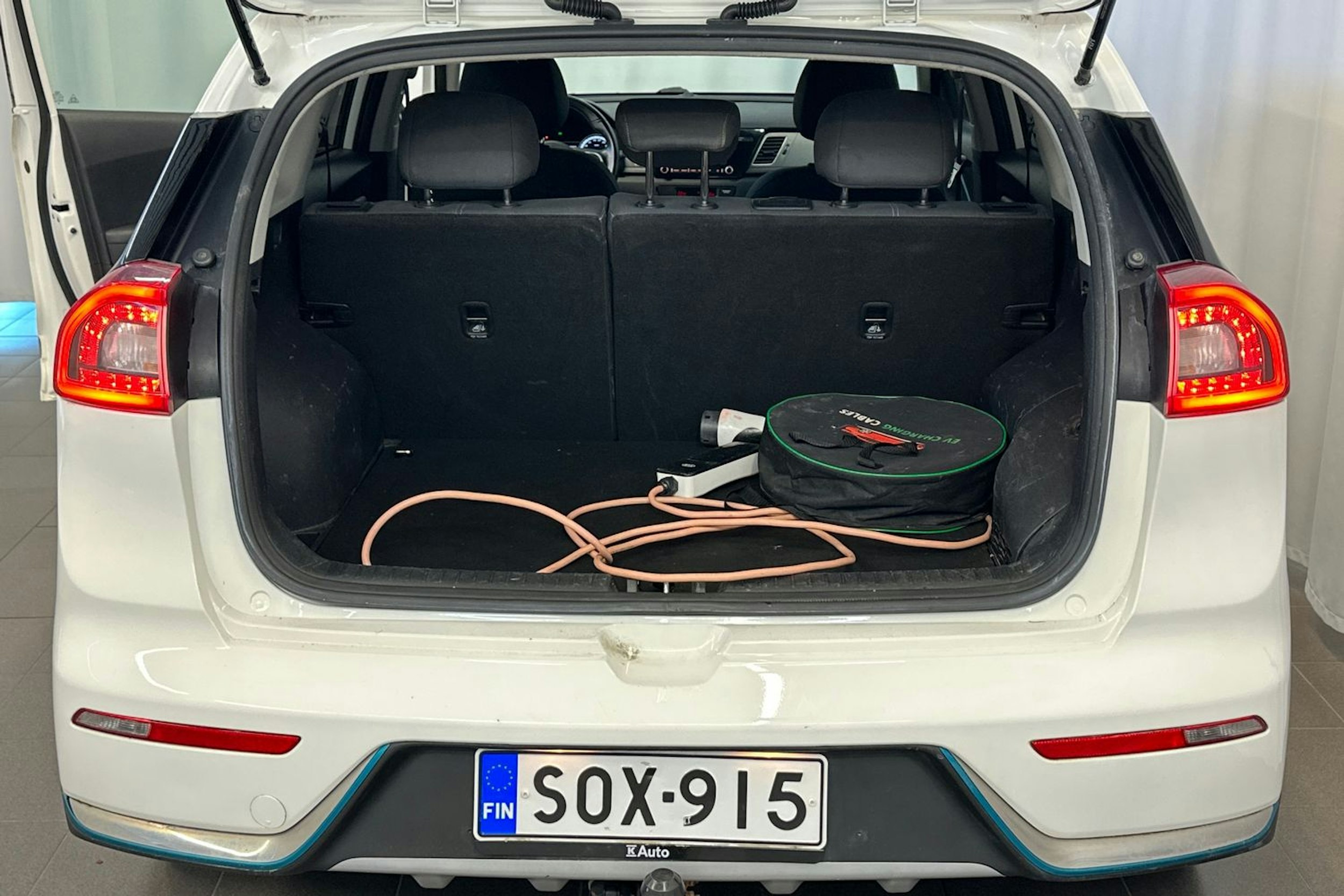 valkoinen Kia Niro plug-in 2019 kuva 14.