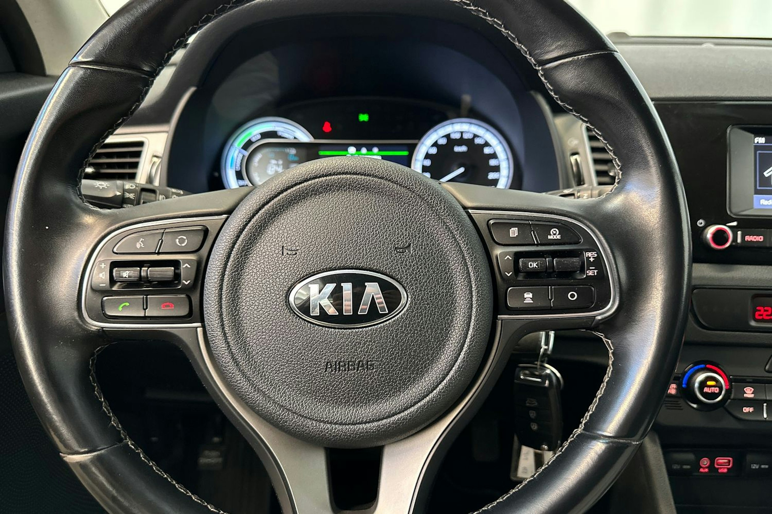 valkoinen Kia Niro plug-in 2019 kuva 15.