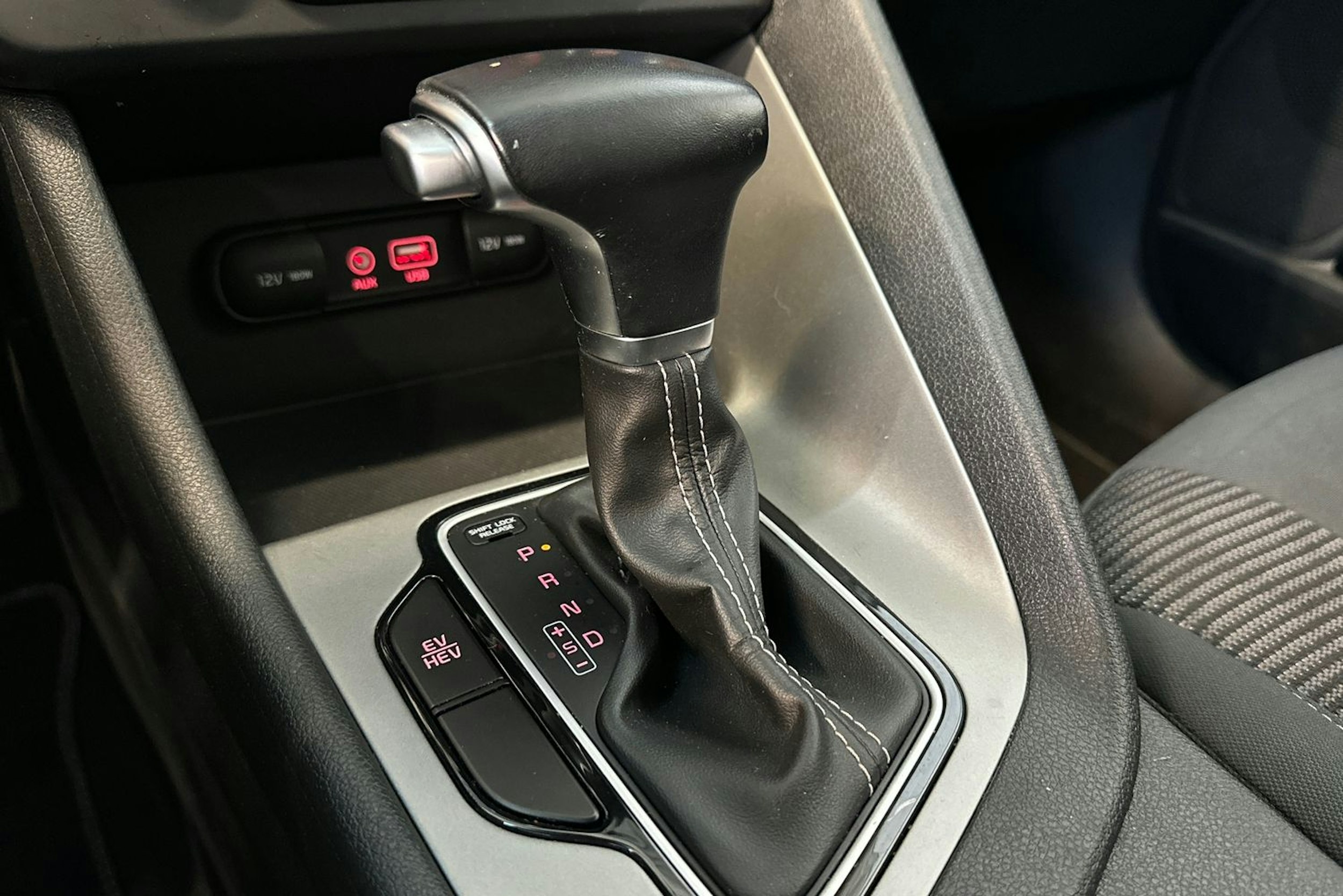 valkoinen Kia Niro plug-in 2019 kuva 16.