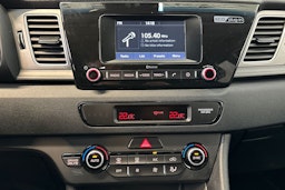 valkoinen Kia Niro plug-in 2019 kuva 17.