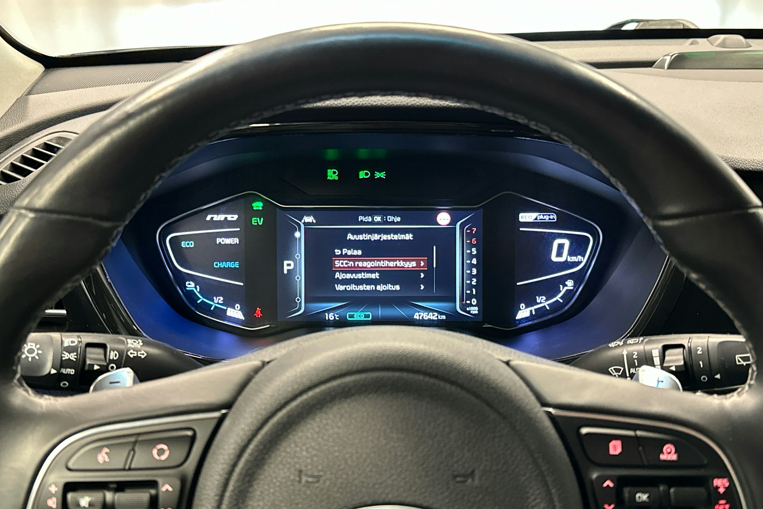 sininen Kia Niro plug-in 2020 kuva 12.