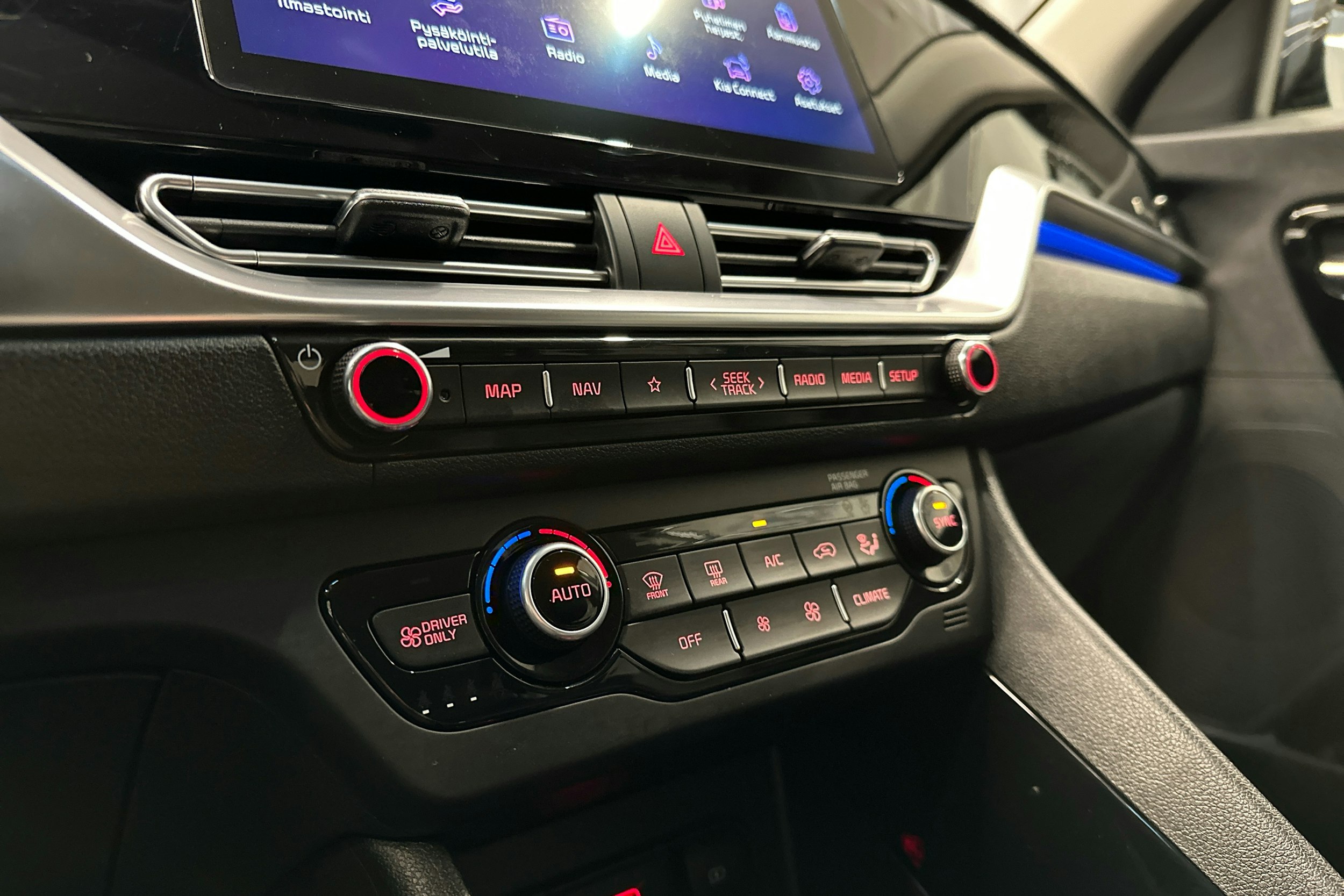 sininen Kia Niro plug-in 2020 kuva 17.