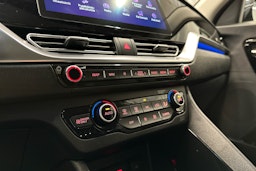 sininen Kia Niro plug-in 2020 kuva 17.