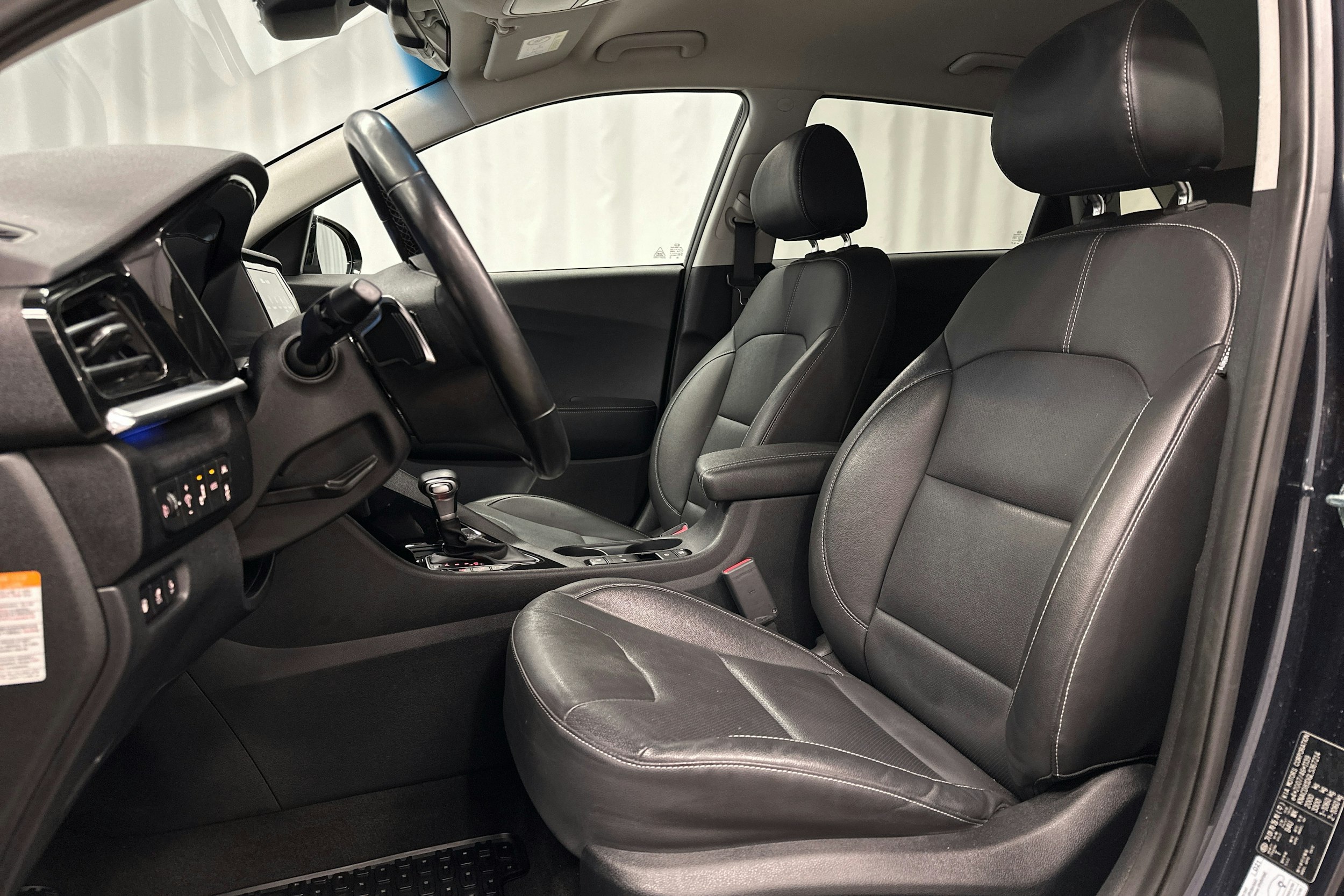 sininen Kia Niro plug-in 2020 kuva 19.