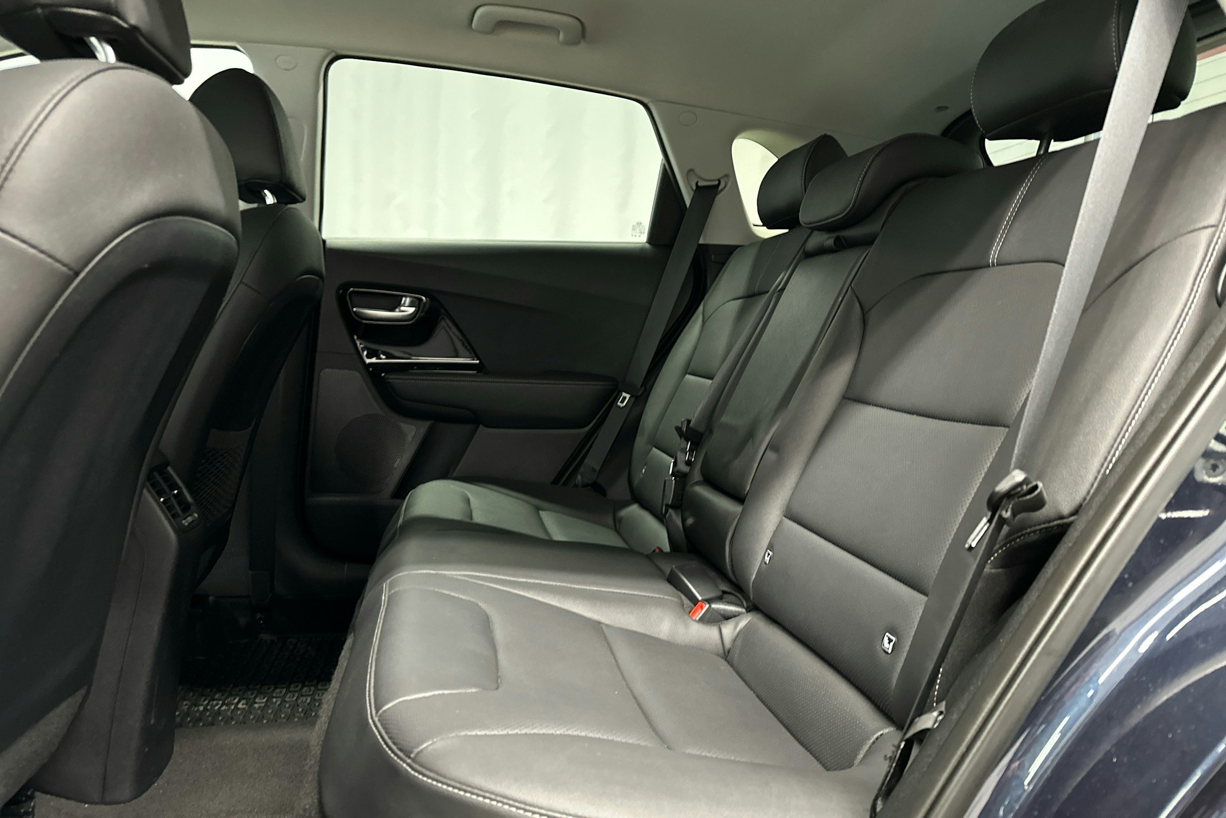 sininen Kia Niro plug-in 2020 kuva 22.