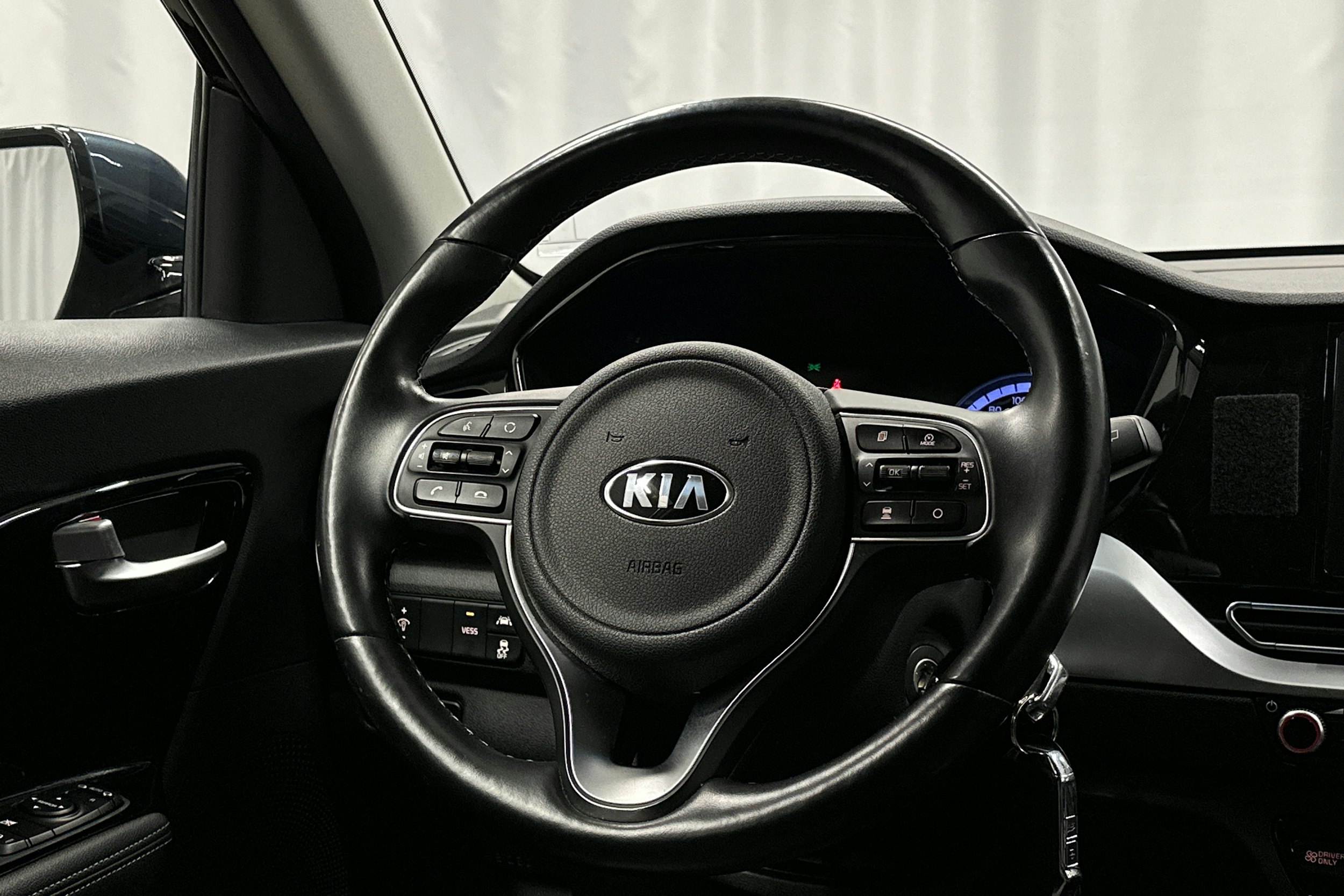 sininen Kia Niro plug-in 2020 kuva 16.