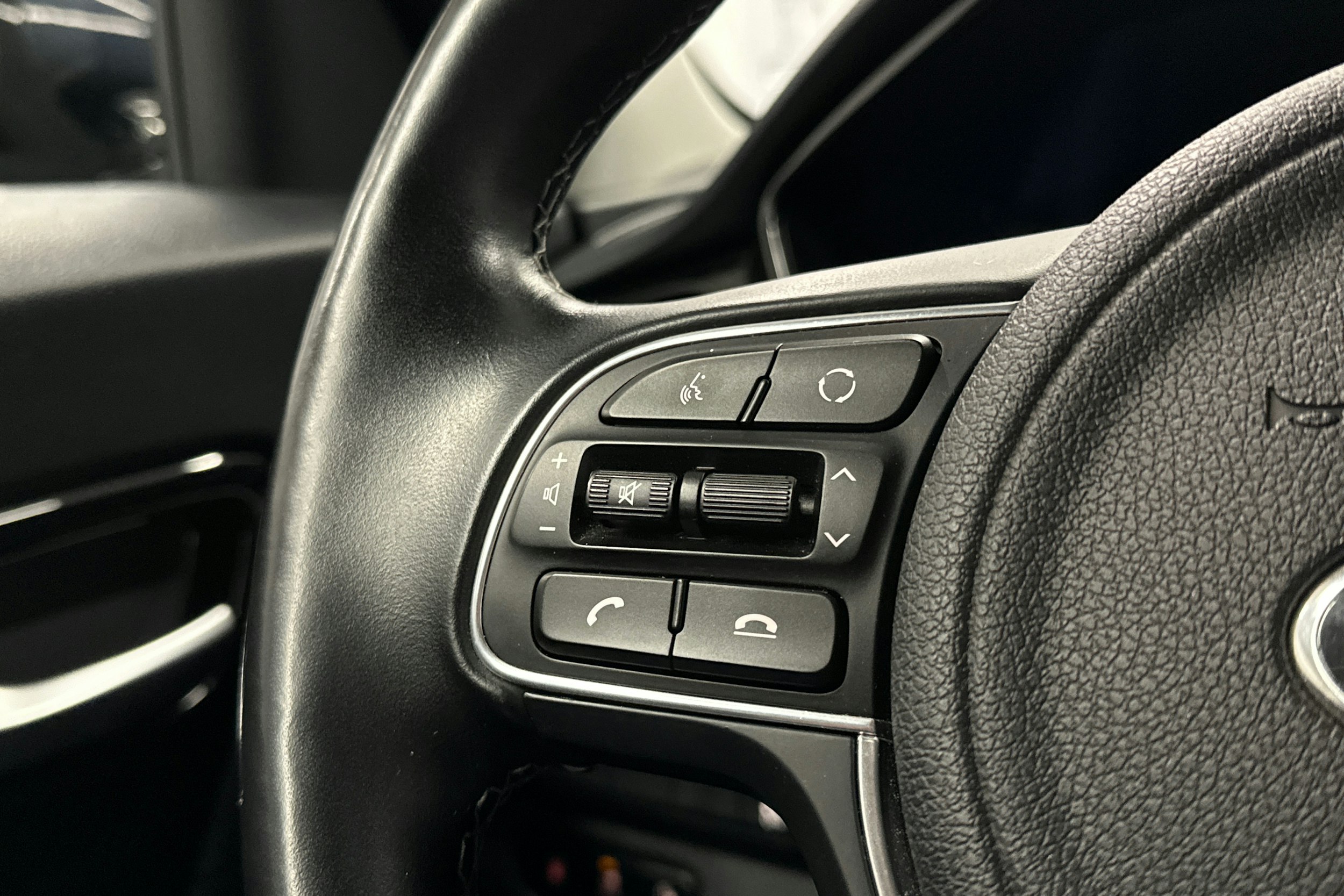 sininen Kia Niro plug-in 2020 kuva 19.