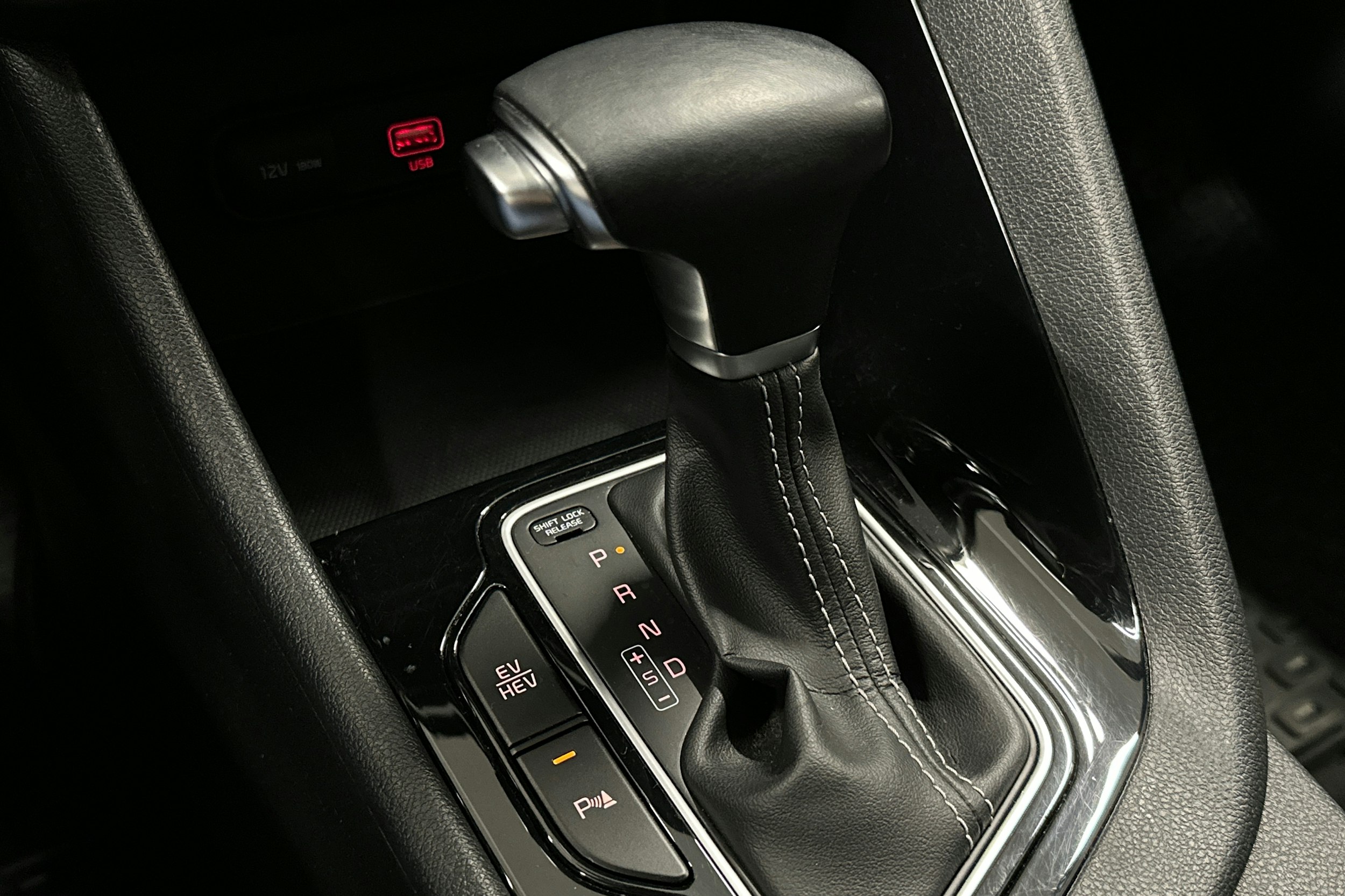 sininen Kia Niro plug-in 2020 kuva 23.