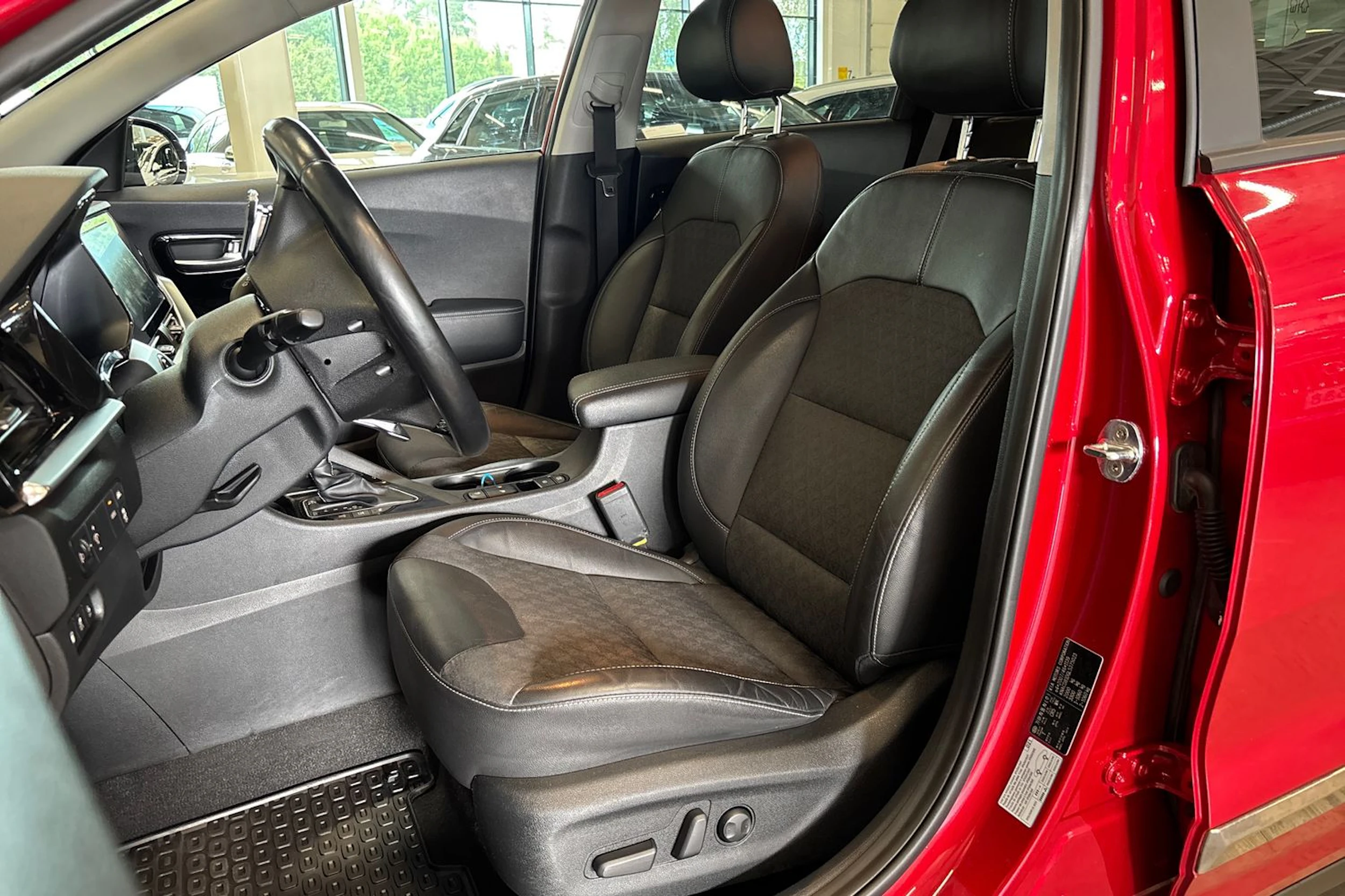 punainen Kia Niro plug-in 2020 kuva 11.