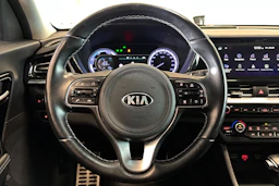 punainen Kia Niro plug-in 2020 kuva 12.