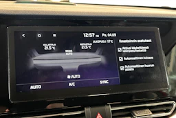 punainen Kia Niro plug-in 2020 kuva 25.