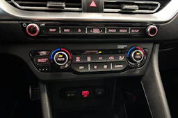 punainen Kia Niro plug-in 2020 kuva 26.