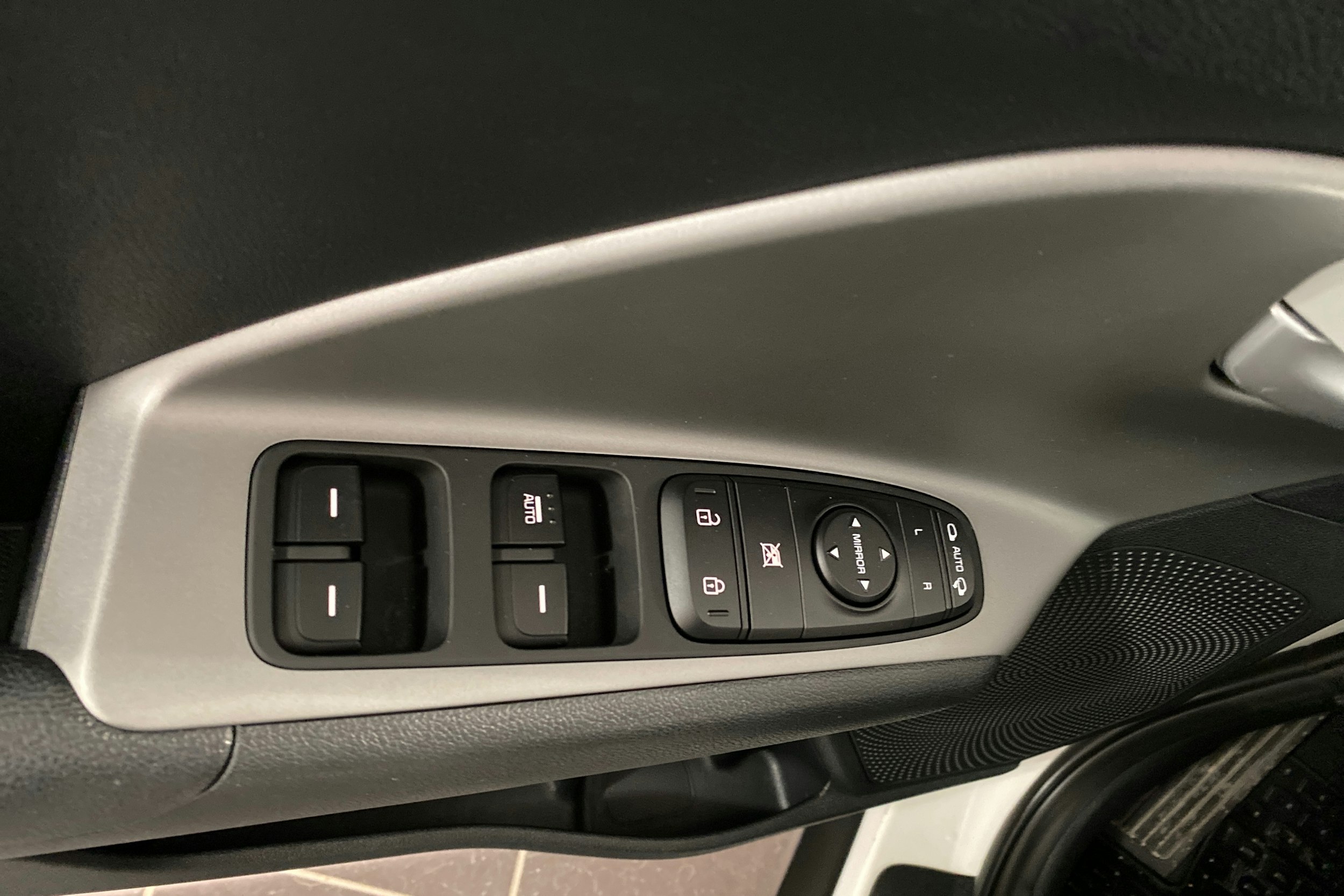 met. valkoinen Kia Niro plug-in 2021 kuva 17.