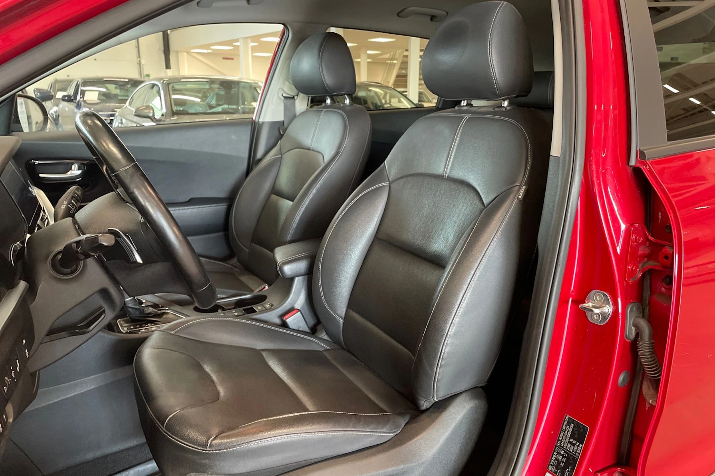 punainen Kia Niro plug-in 2021 kuva 11.