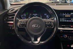 punainen Kia Niro plug-in 2021 kuva 13.