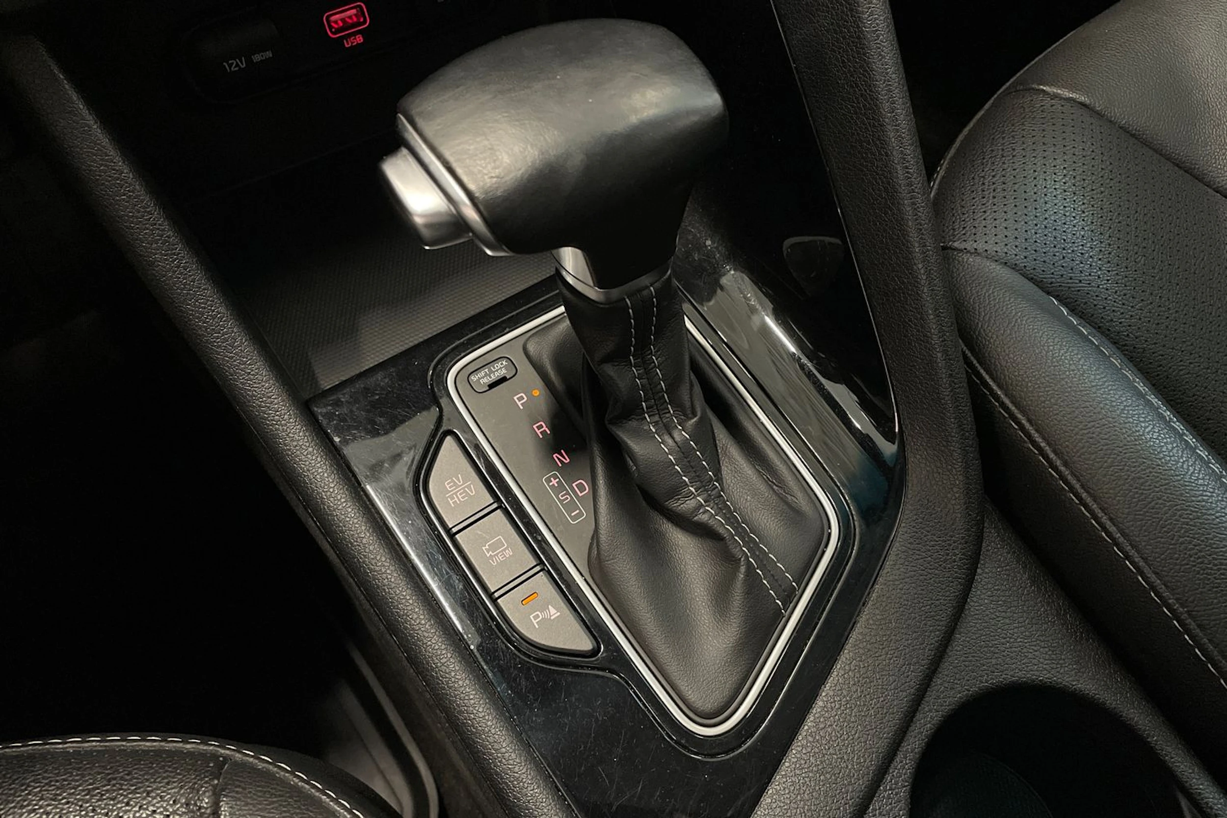 punainen Kia Niro plug-in 2021 kuva 22.