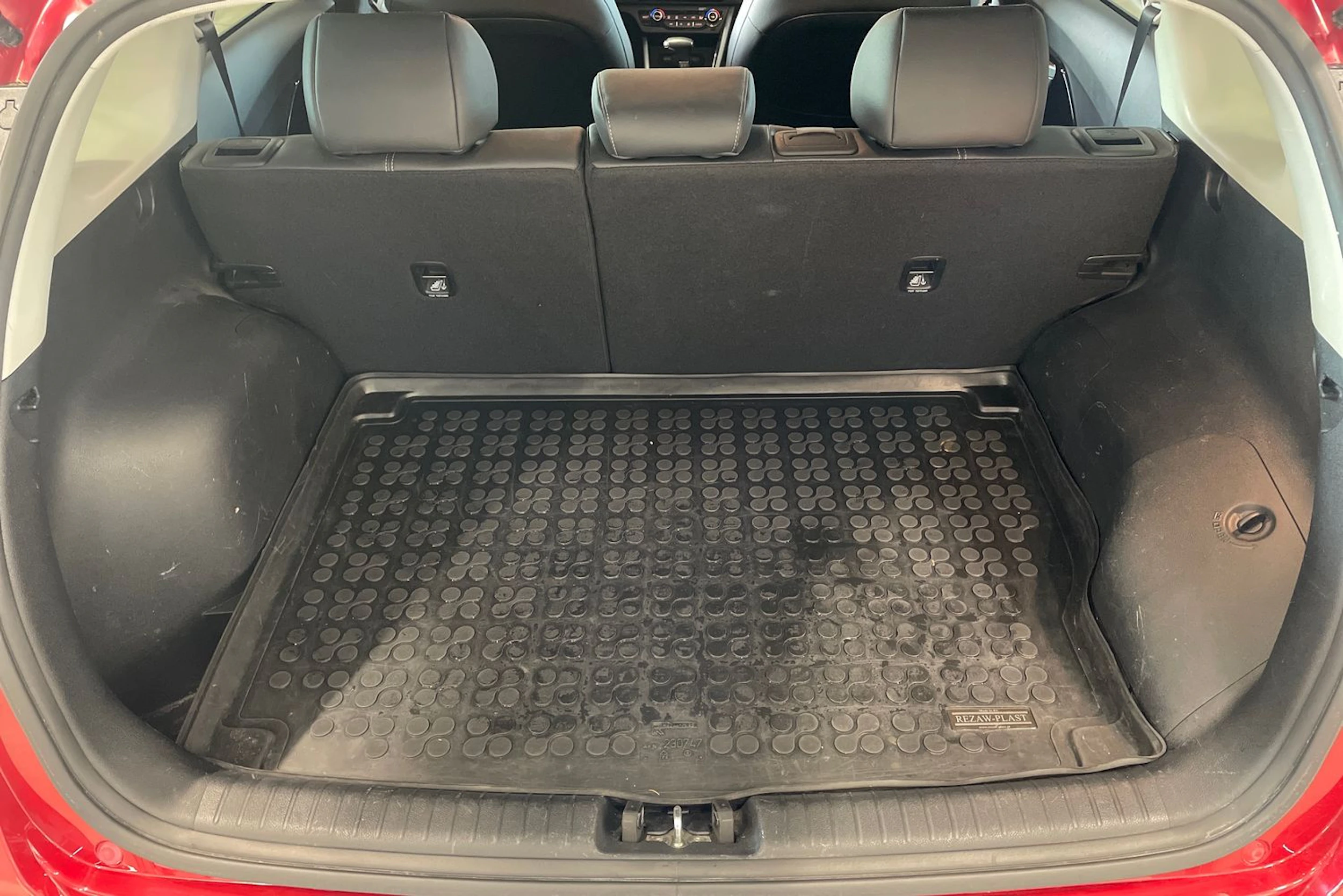 punainen Kia Niro plug-in 2021 kuva 26.