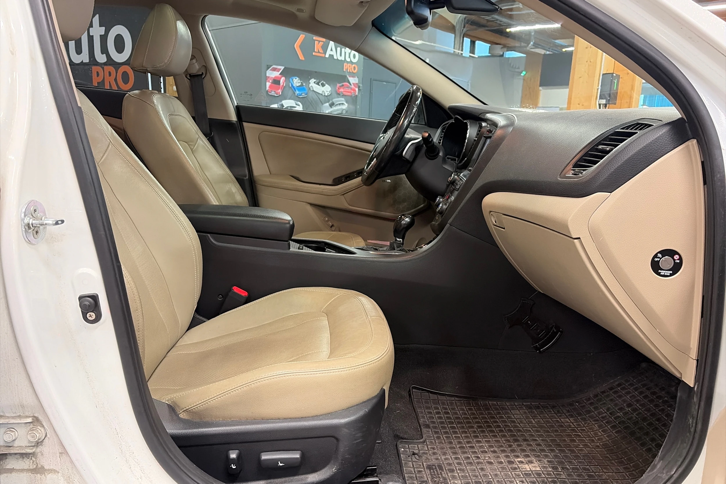 valkoinen Kia Optima 2012 kuva 12.