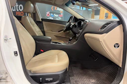 valkoinen Kia Optima 2012 kuva 12.
