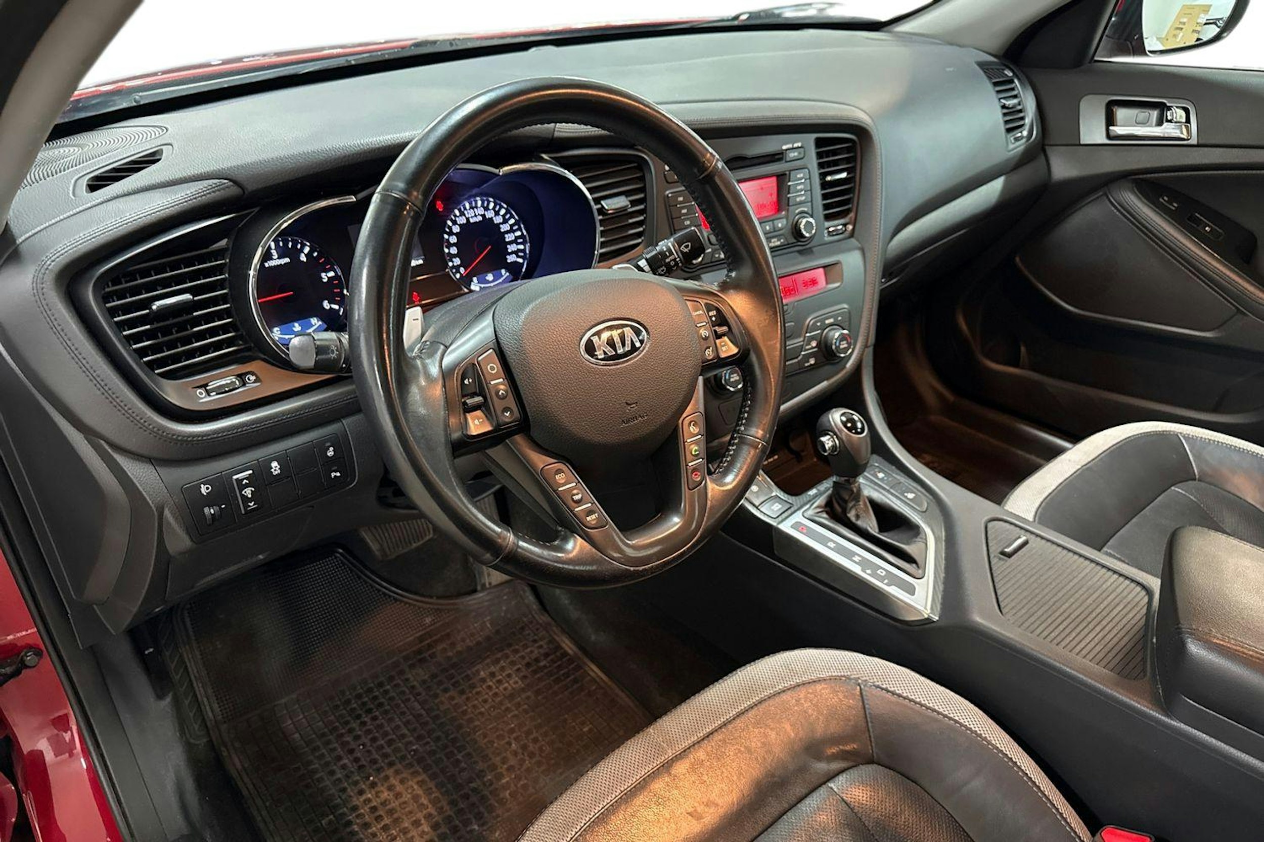 Punainen Kia Optima 2013 kuva 7.