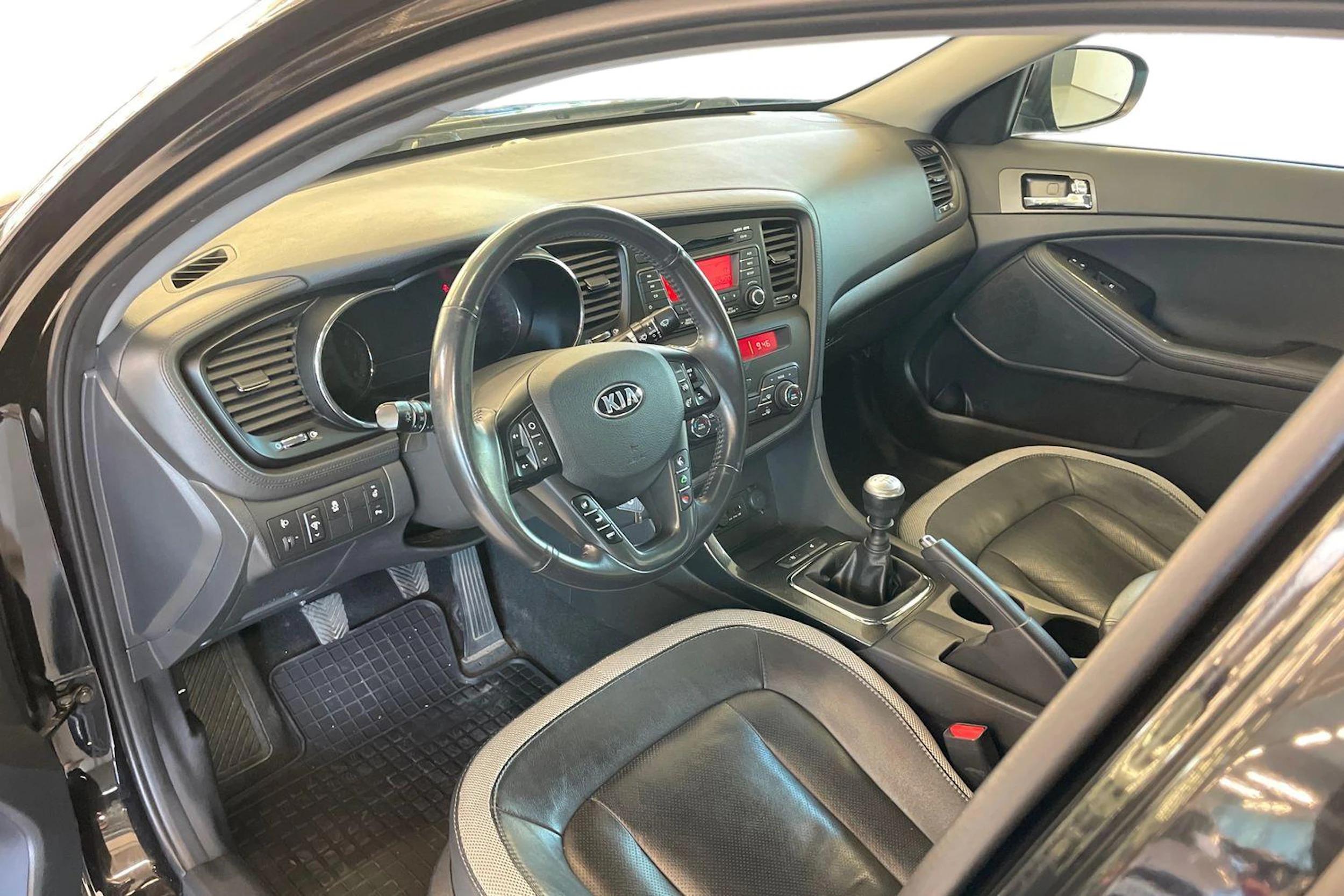 Musta Kia Optima 2013 kuva 6.