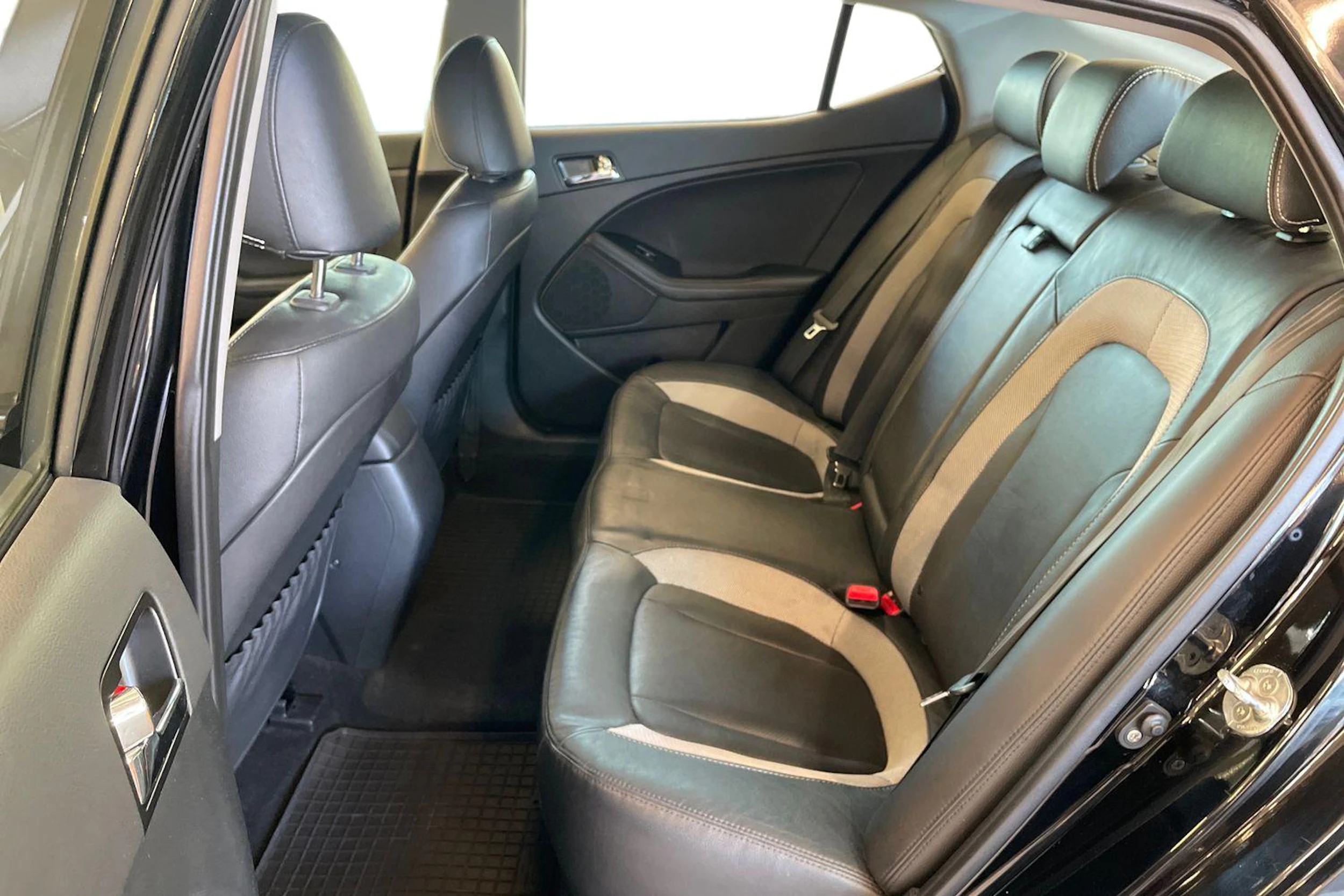 Musta Kia Optima 2013 kuva 8.