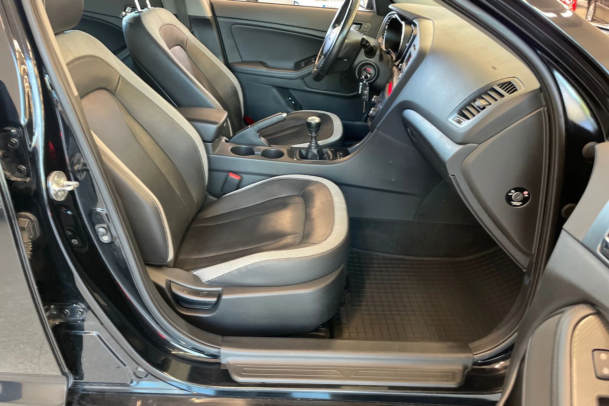 Musta Kia Optima 2013 kuva 20.