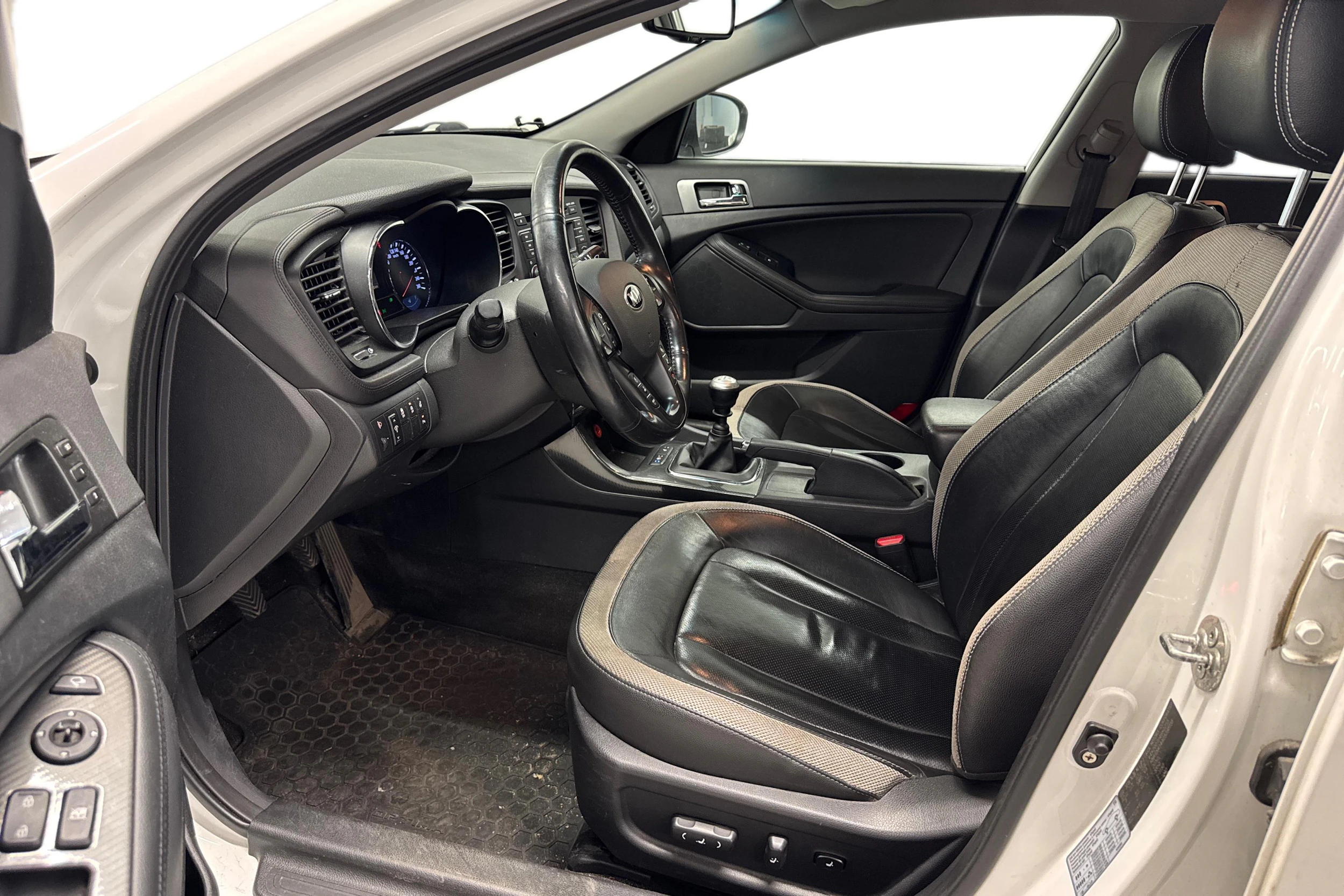valkoinen Kia Optima 2014 kuva 3.