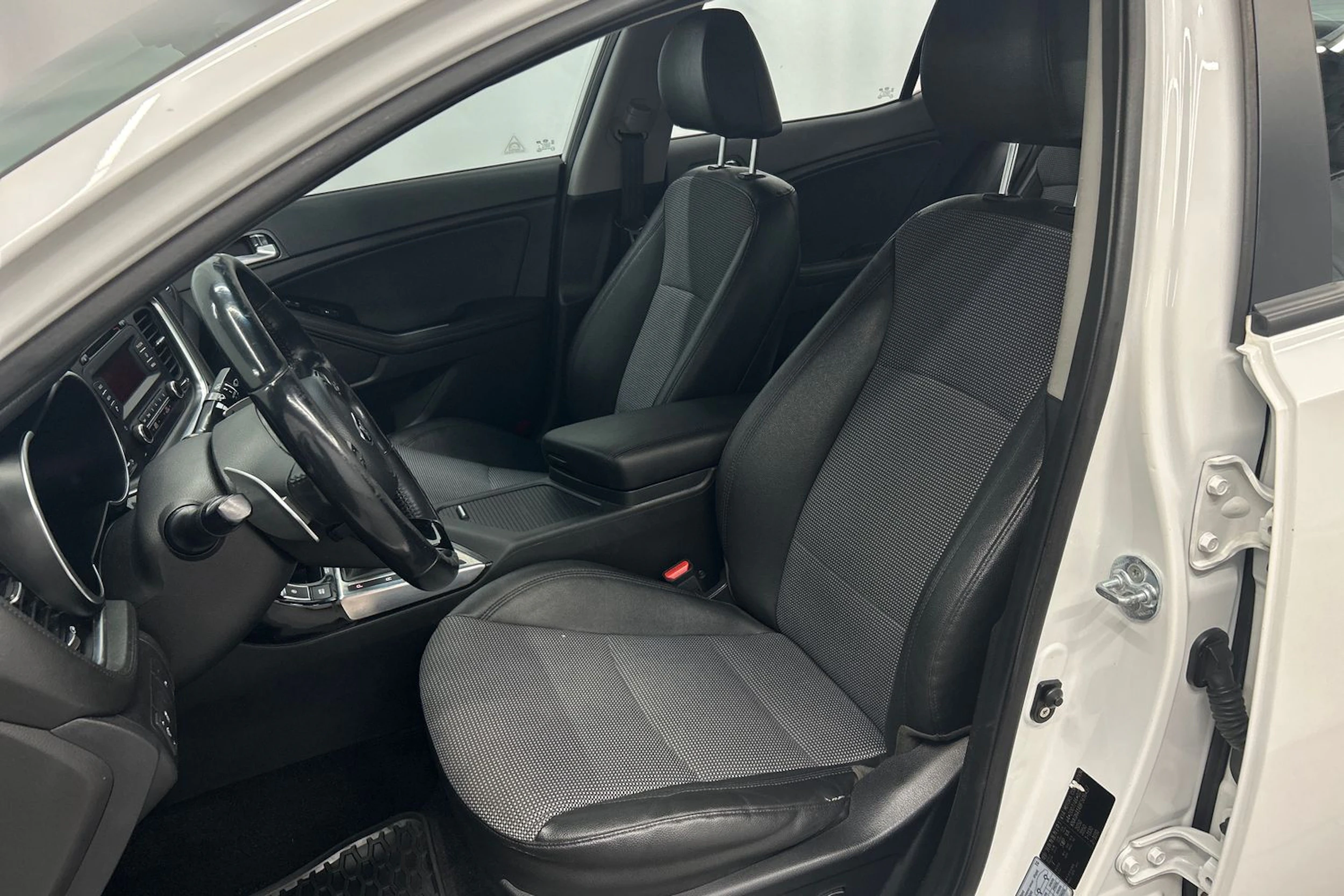 valkoinen Kia Optima 2015 kuva 12.