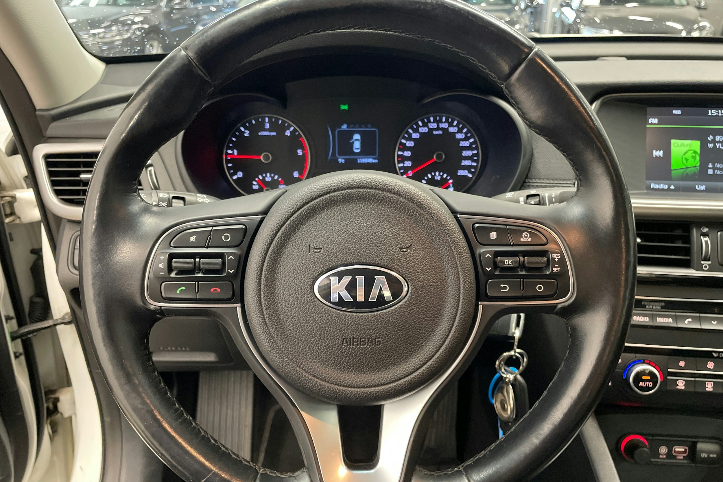 Valkoinen Kia Optima 2016 kuva 12.