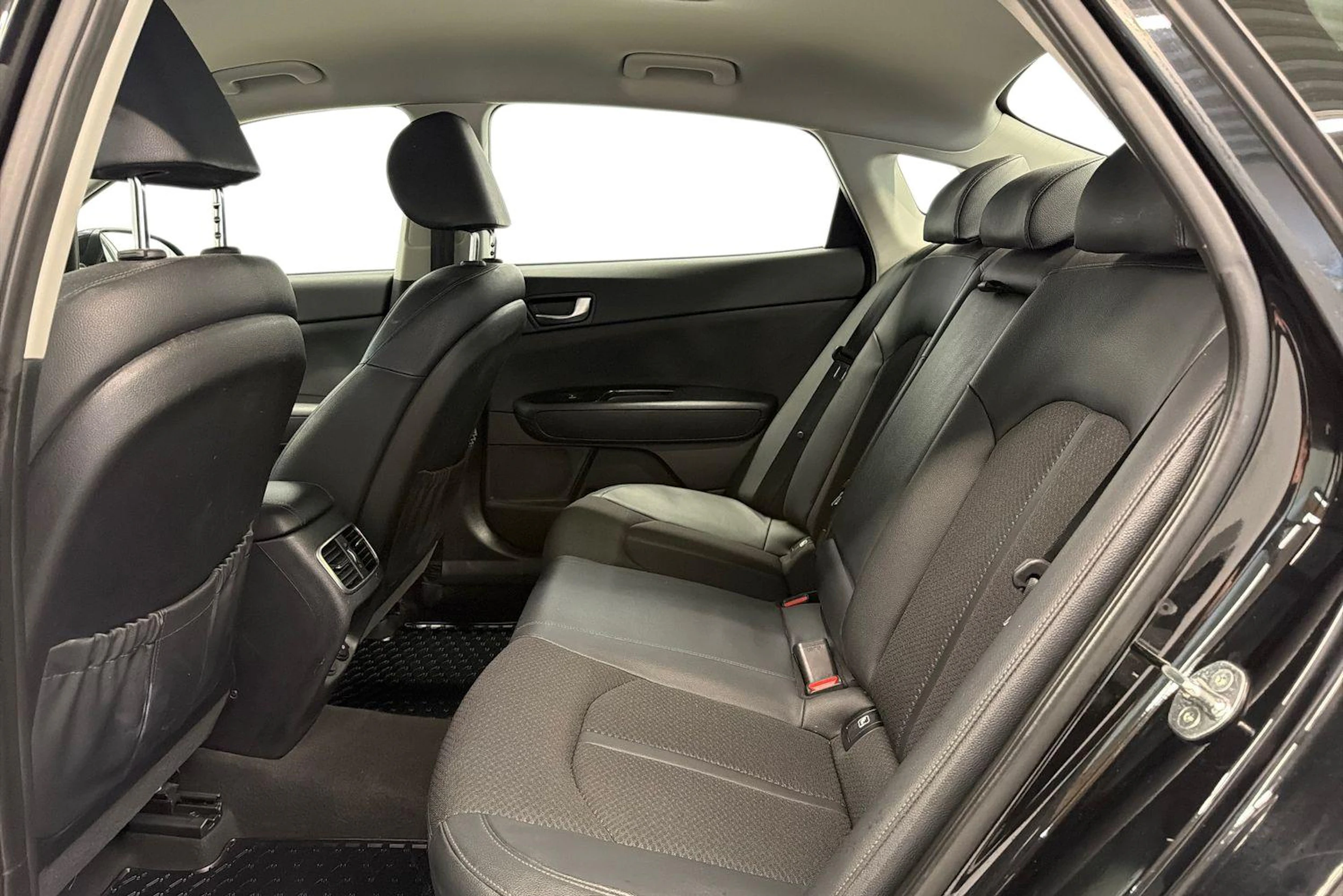 musta Kia Optima 2018 kuva 8.