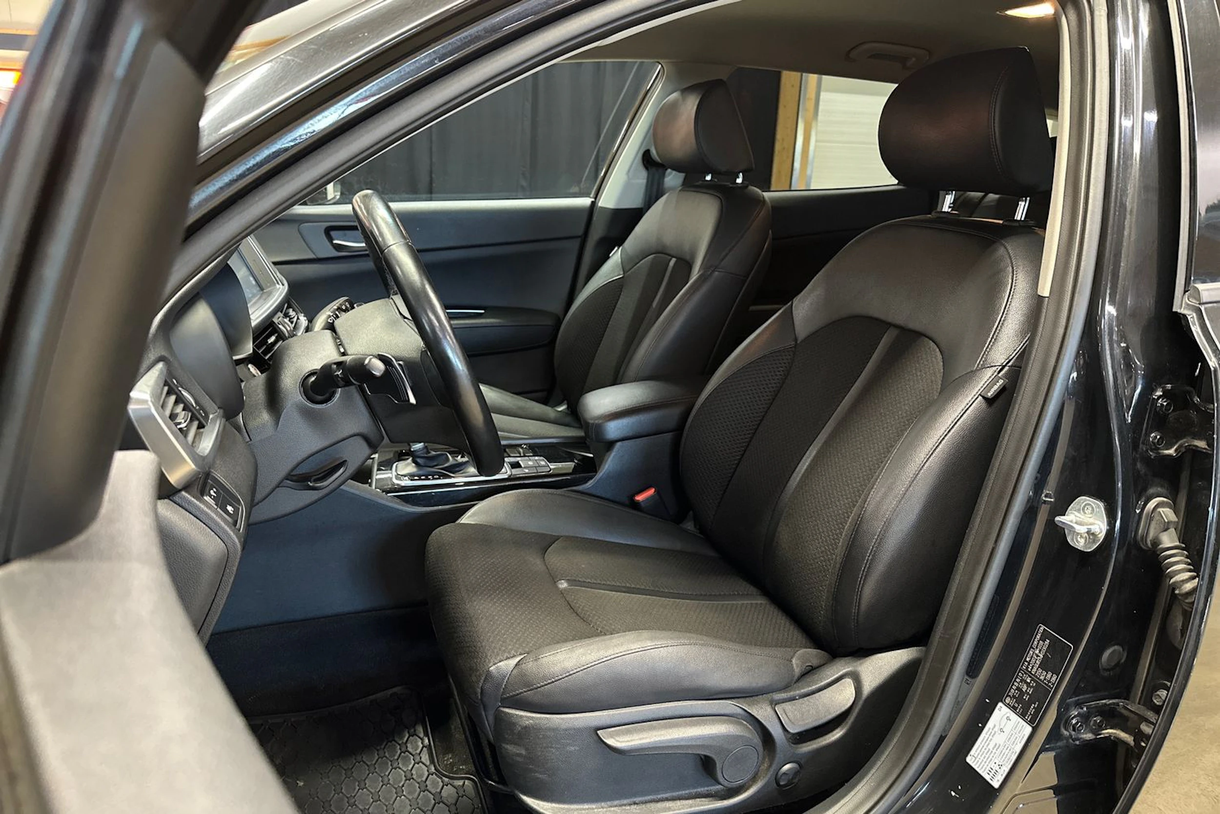 musta Kia Optima 2018 kuva 12.