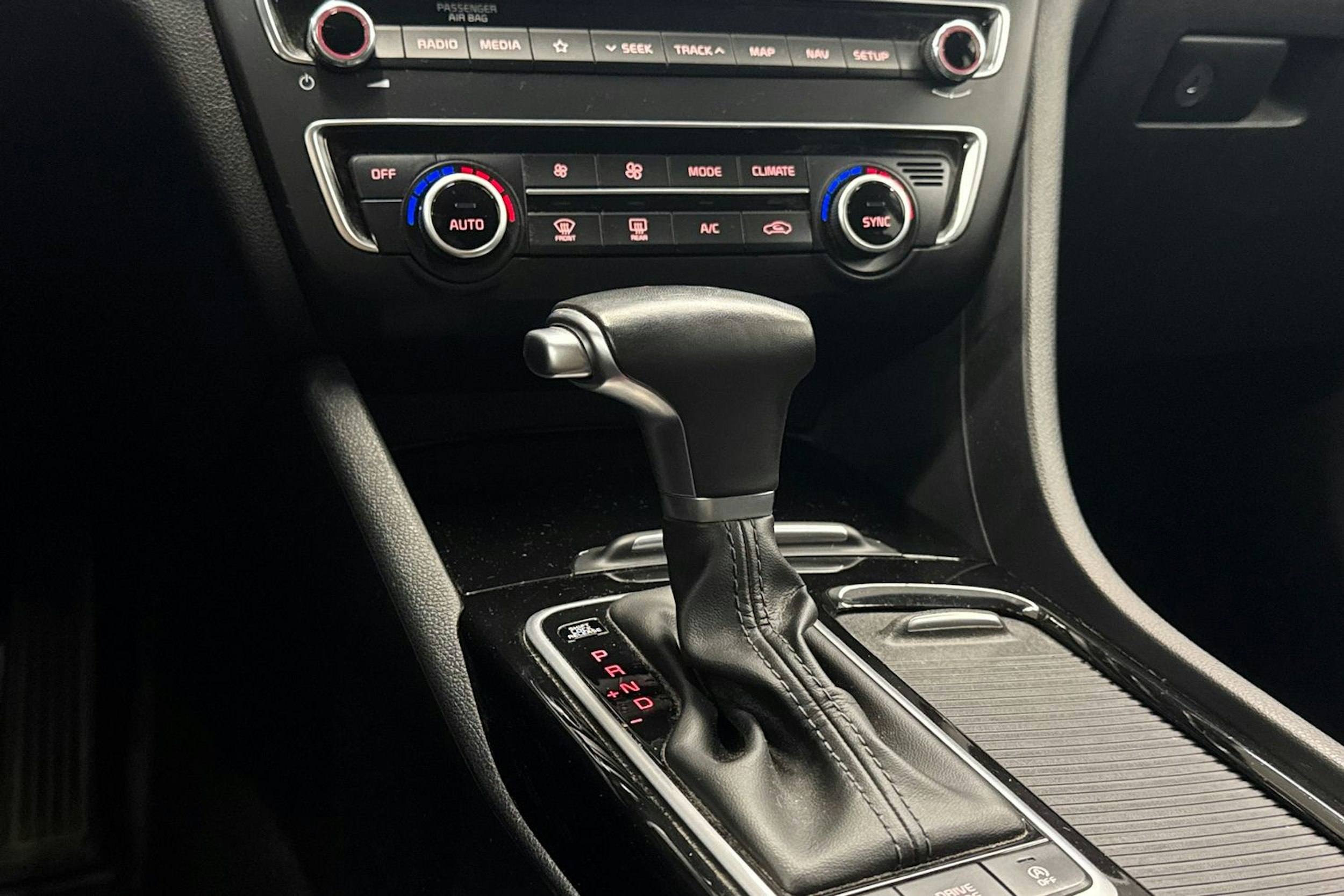 harmaa Kia Optima 2019 kuva 17.