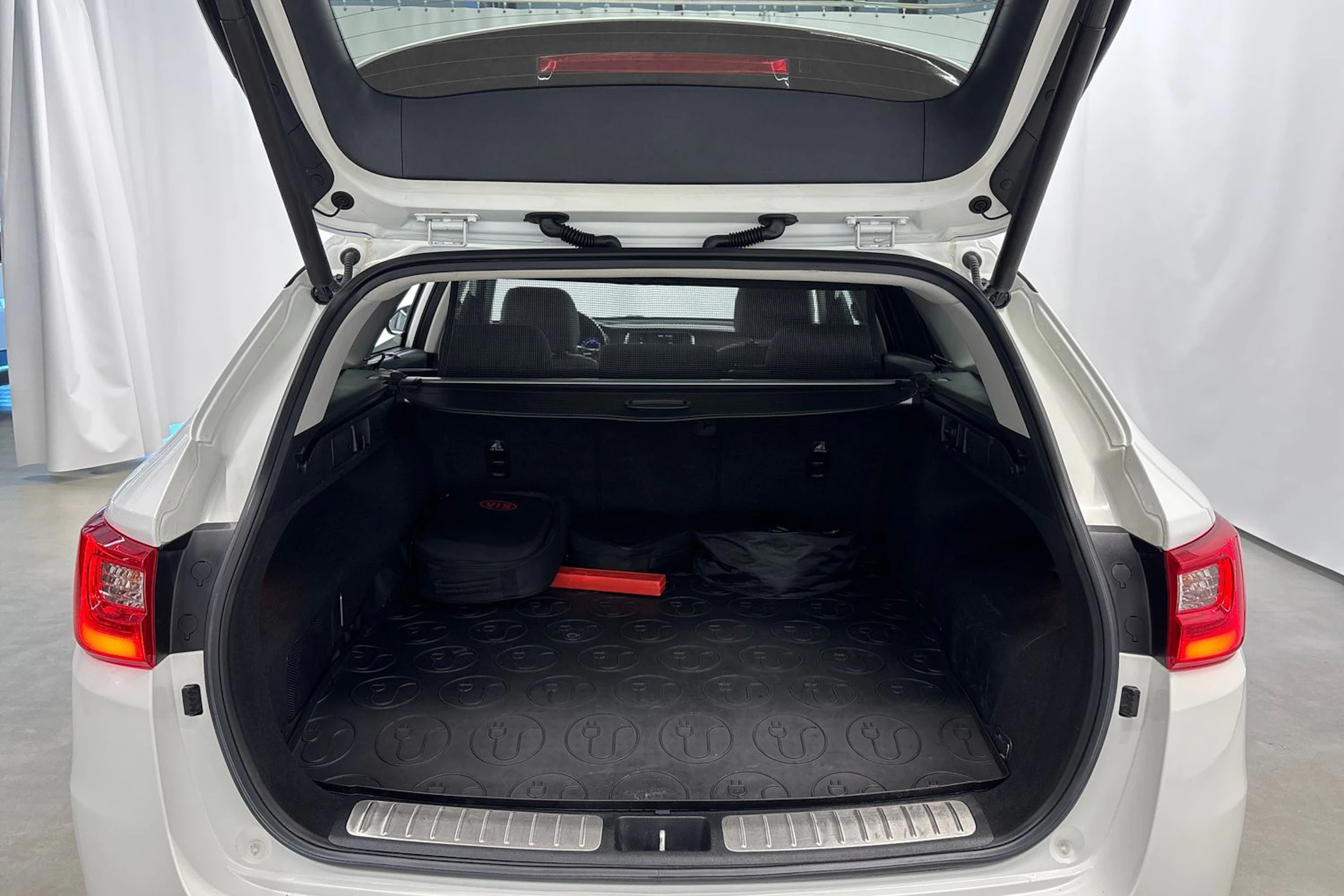 valkoinen Kia Optima 2019 kuva 11.