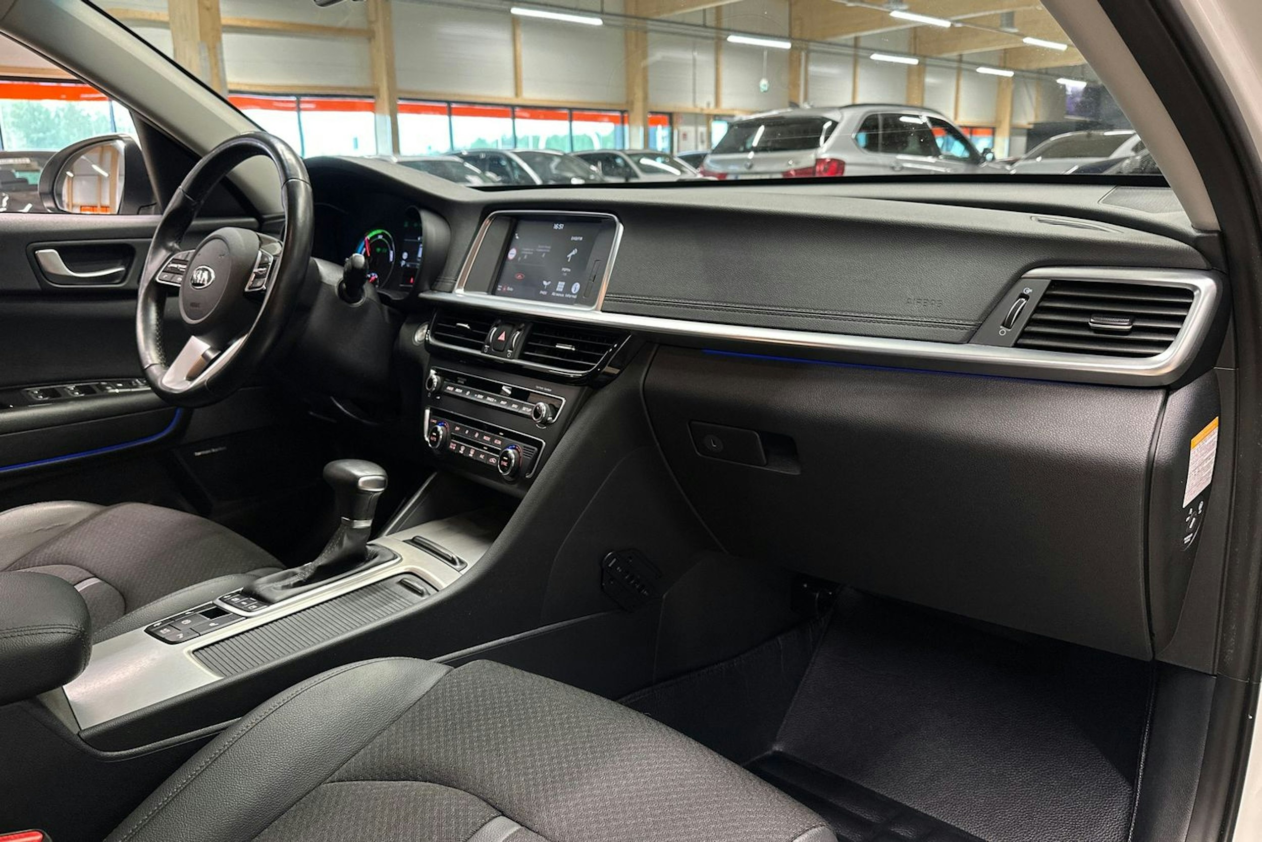 valkoinen Kia Optima 2019 kuva 14.