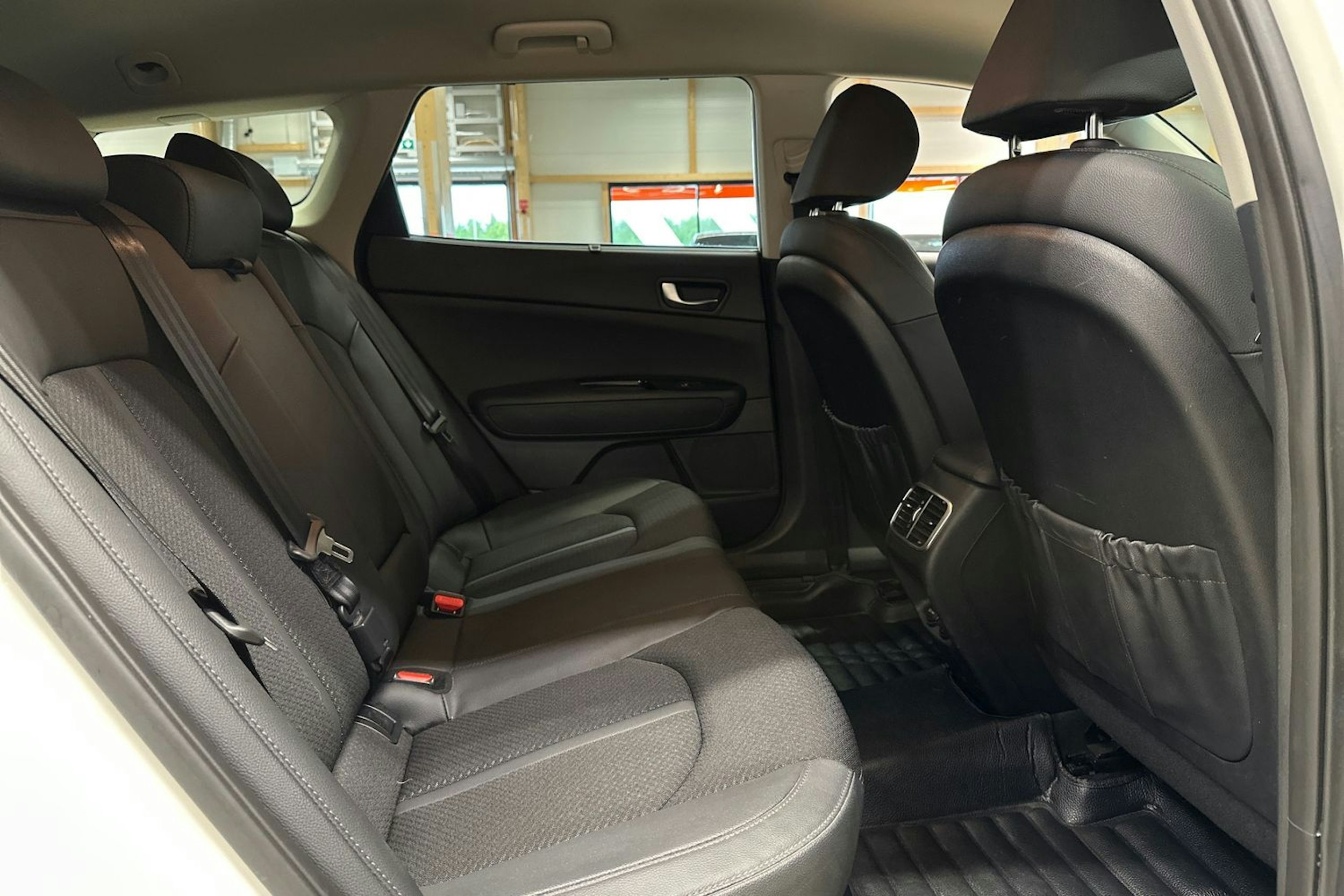 valkoinen Kia Optima 2019 kuva 16.