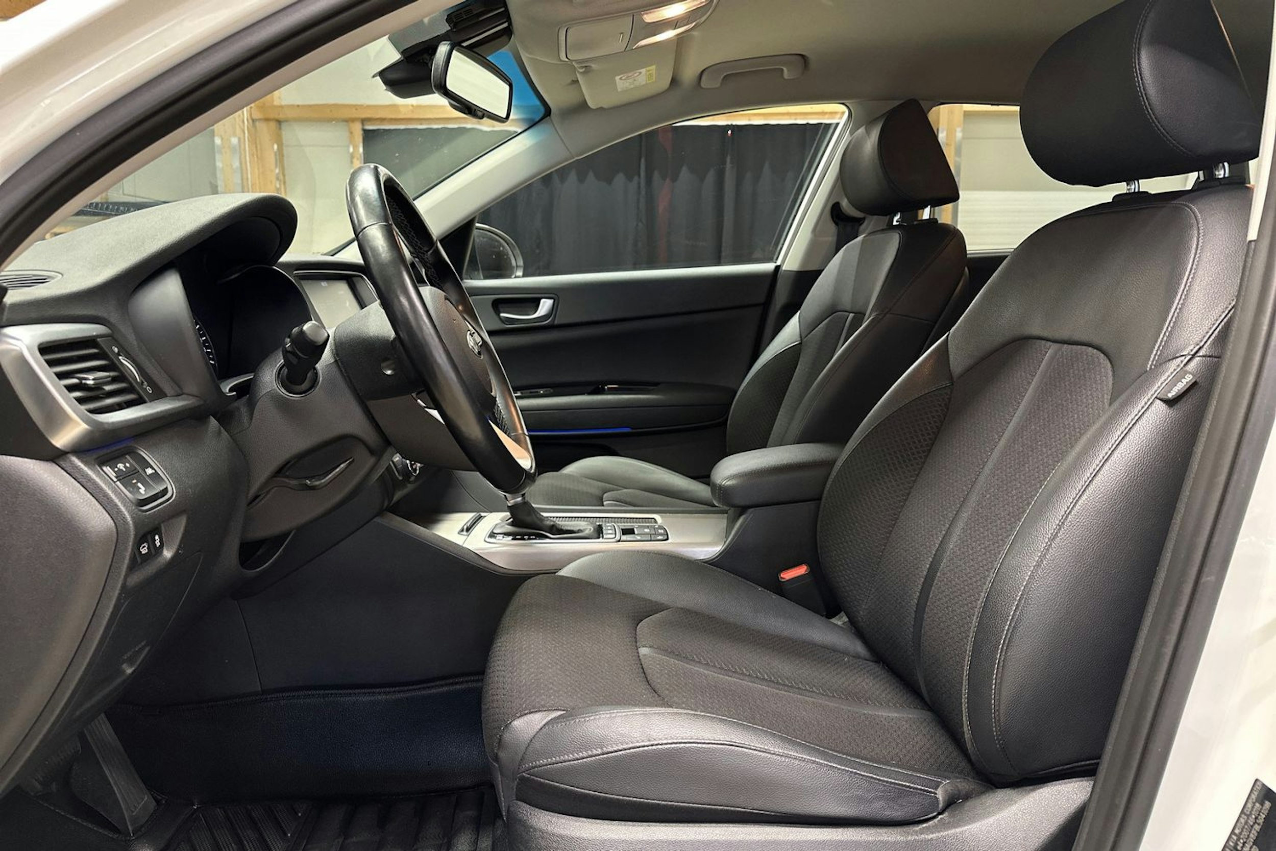 valkoinen Kia Optima 2019 kuva 17.